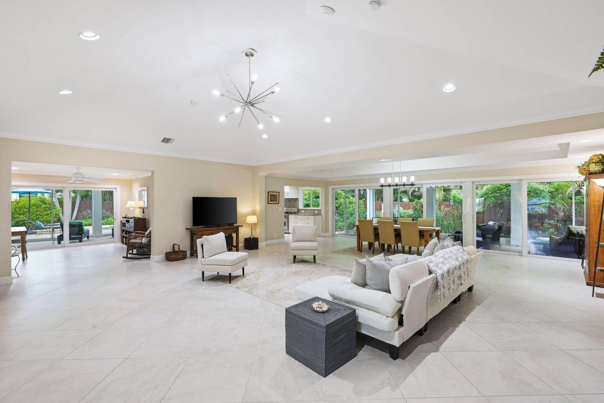 4535 Oak Tree Court, Delray Beach, FL 33445 Living Room