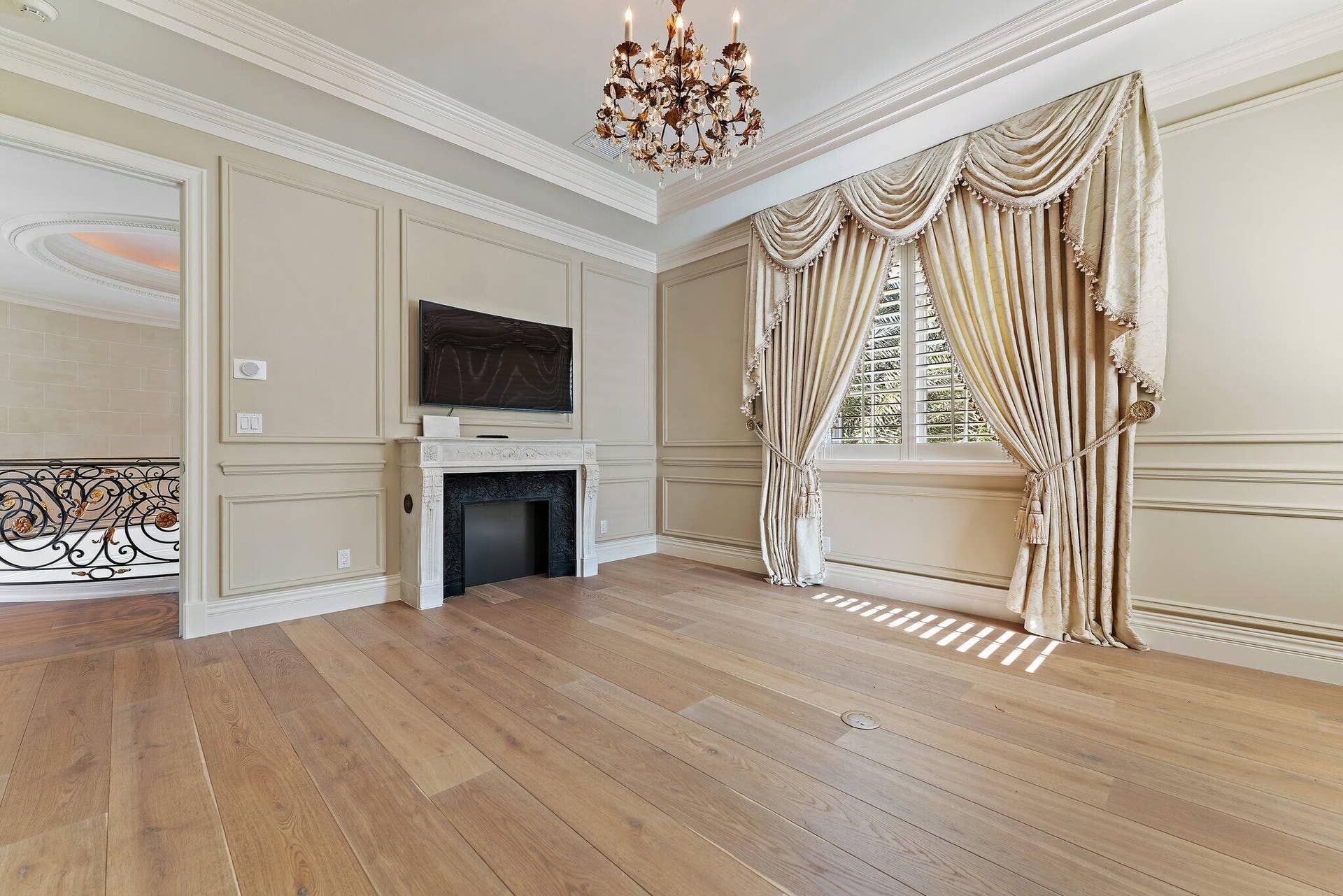 146 Bears Club Drive, Jupiter, FL 33477 Living Room in Guest VIP Suite