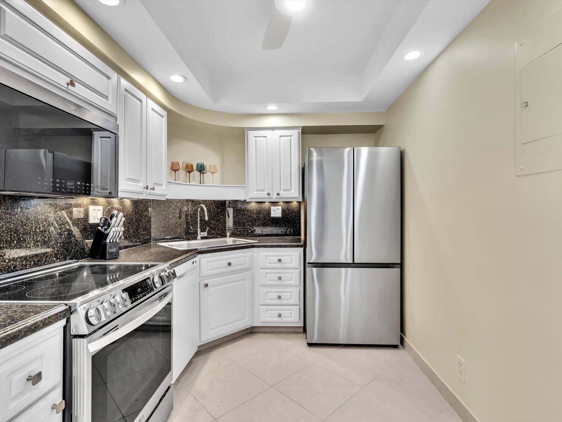 3300 NE 36th Street, #420, Fort Lauderdale, FL 33308 Granite Countertops