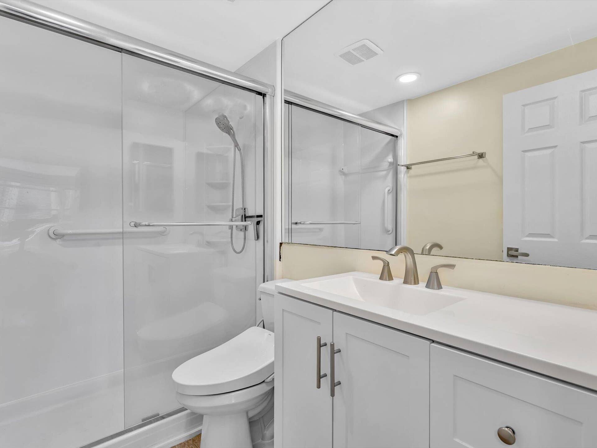 3300 NE 36th Street, #420, Fort Lauderdale, FL 33308 Hall Bath