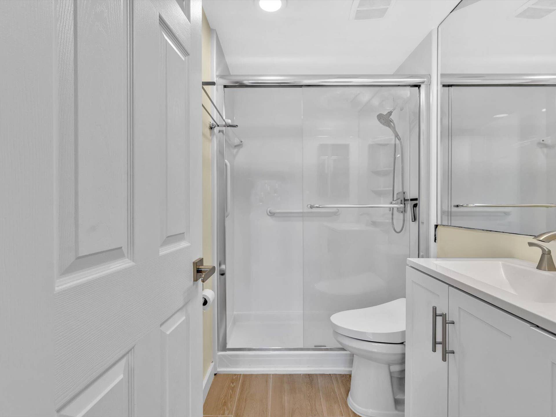 3300 NE 36th Street, #420, Fort Lauderdale, FL 33308 Hall bath