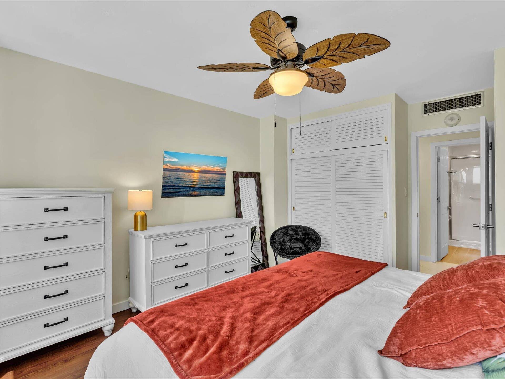 3300 NE 36th Street, #420, Fort Lauderdale, FL 33308 King size bed plus sitting area
