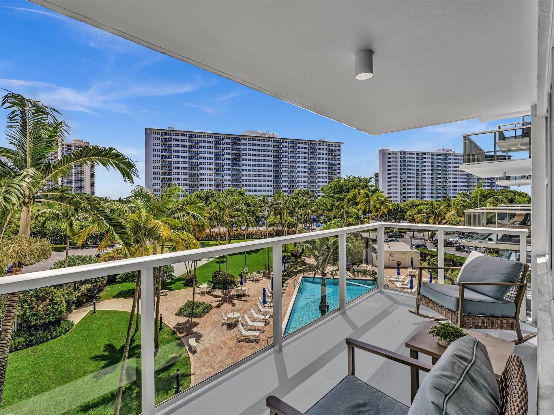 3300 NE 36th Street, #420, Fort Lauderdale, FL 33308 Glass balcony