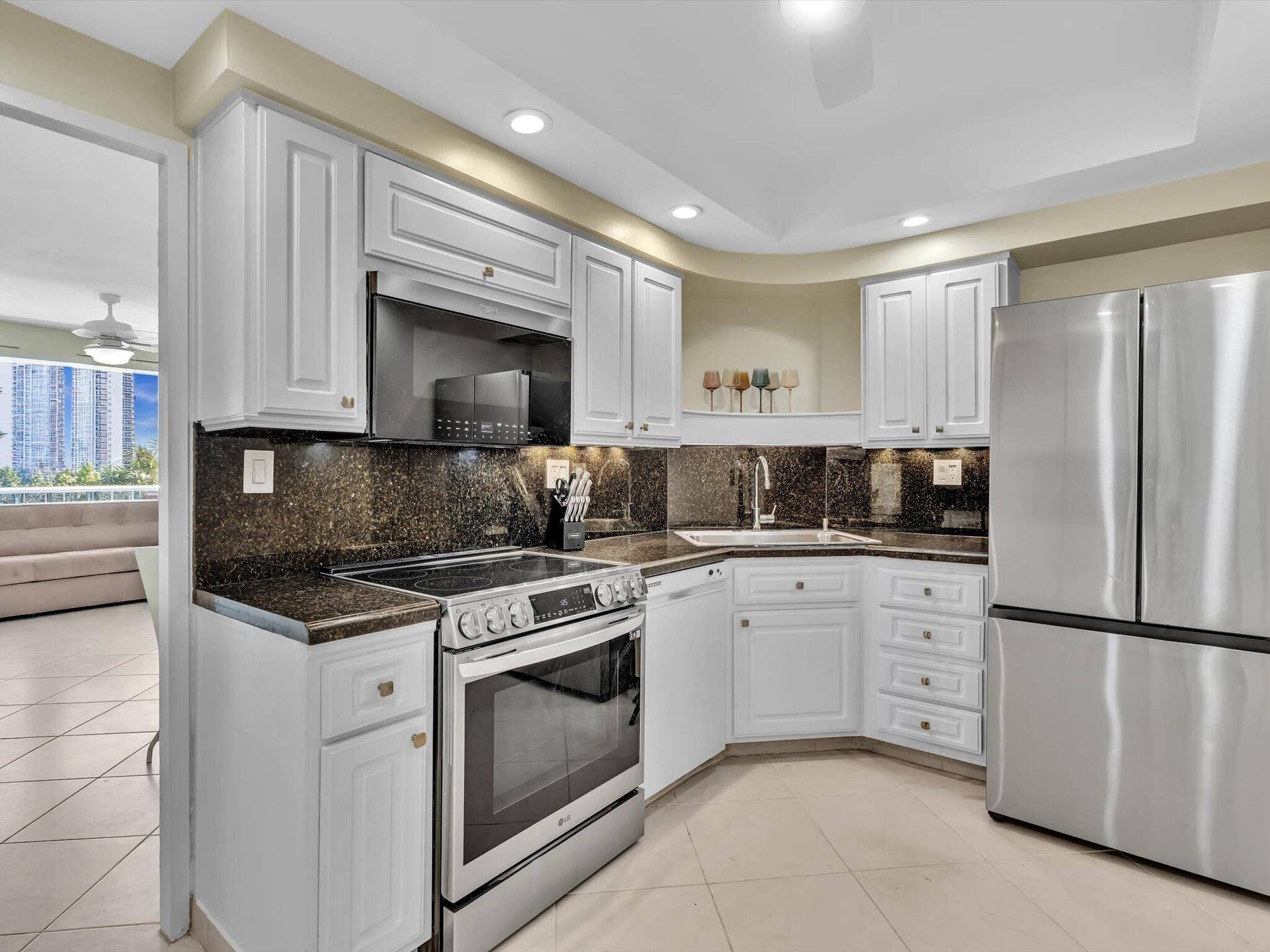 3300 NE 36th Street, #420, Fort Lauderdale, FL 33308 Roomy kitchen