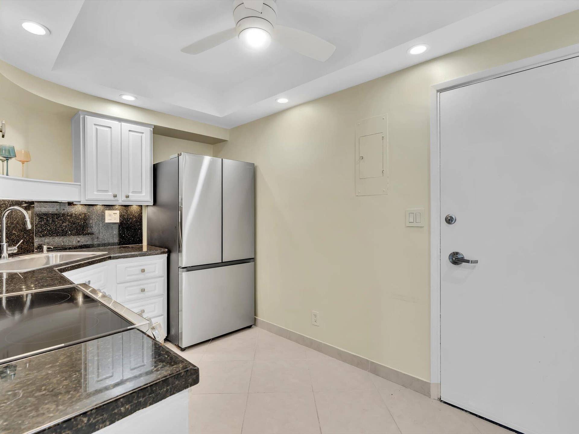 3300 NE 36th Street, #420, Fort Lauderdale, FL 33308 LED Lights and fan
