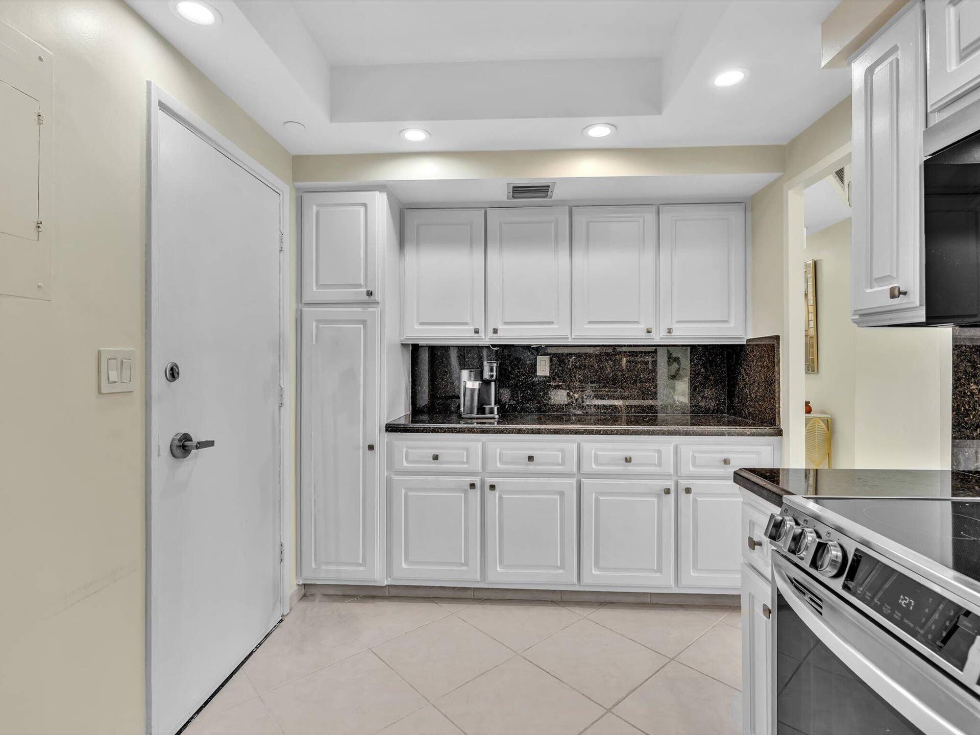 3300 NE 36th Street, #420, Fort Lauderdale, FL 33308 More storage and prep space