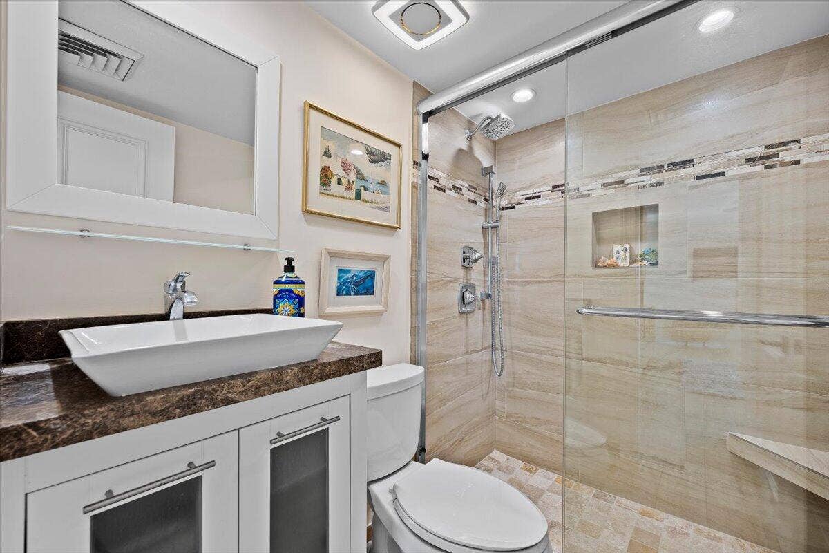 450 OCEAN Drive, #PH3, Juno Beach, FL 33408 Guest Bathroom