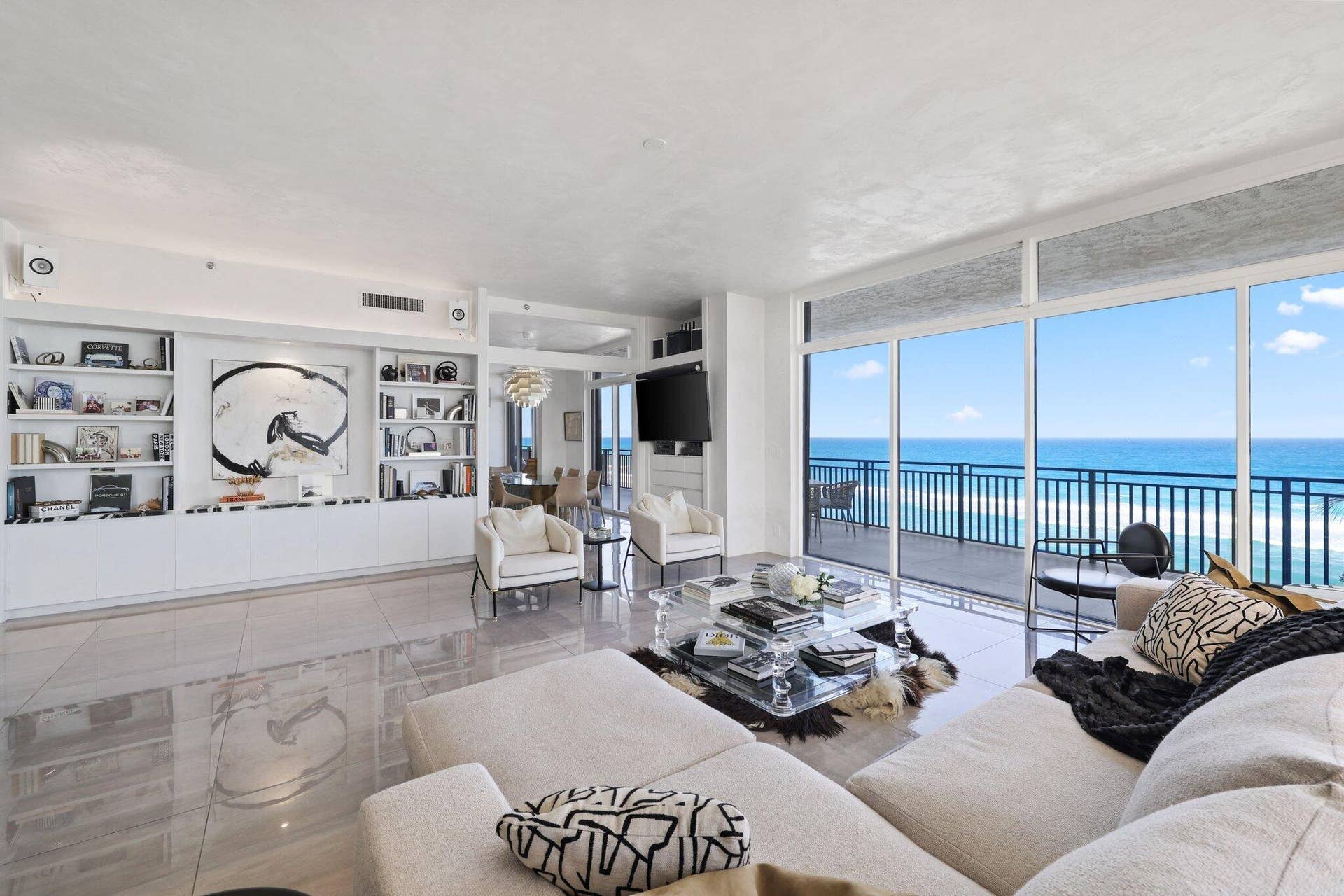 19750 S BEACH Road, #7050, Tequesta, FL 33469 Expansive Sitting Area