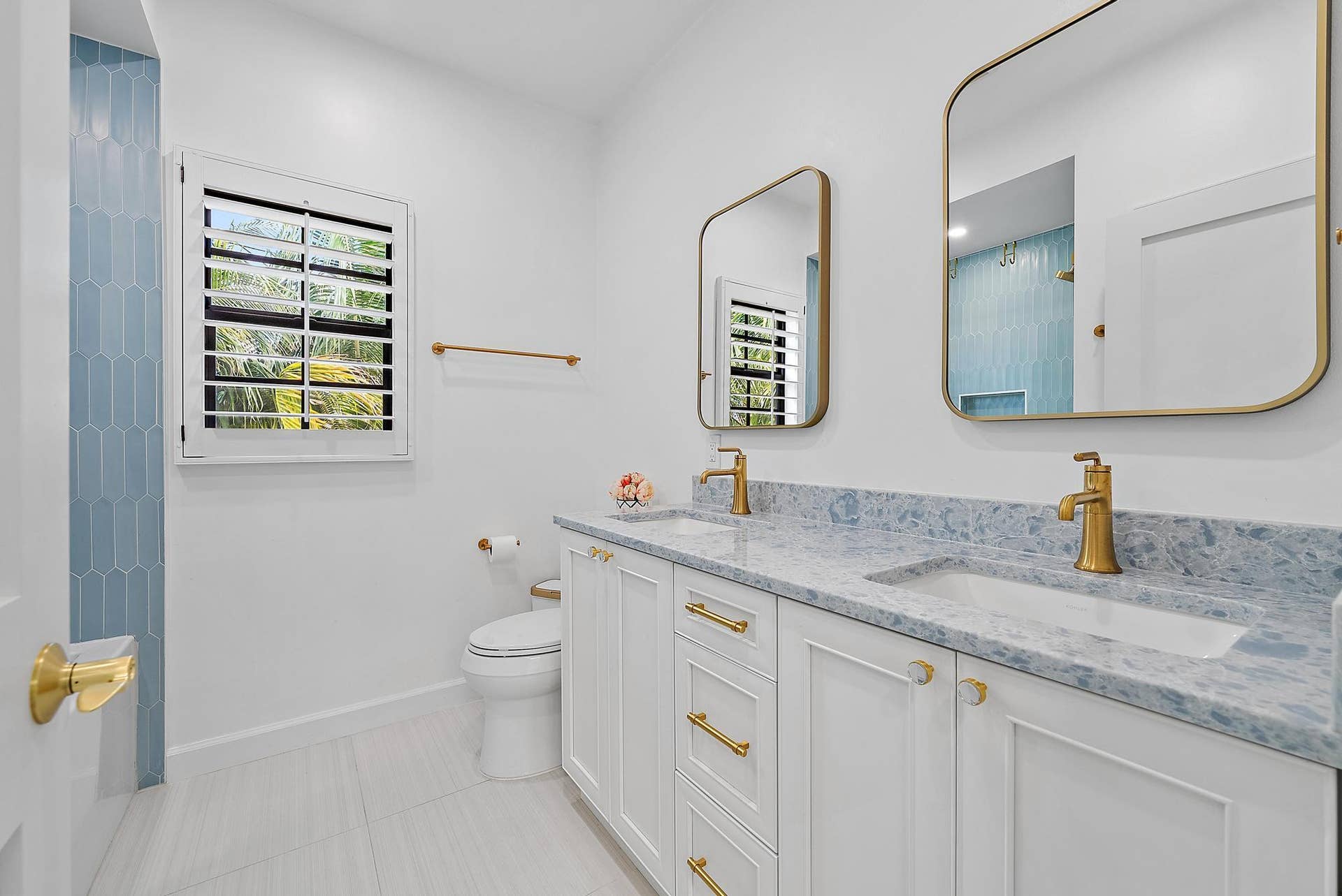 129 Olympus Way, Jupiter, FL 33477 Guest Bathroom upstairs