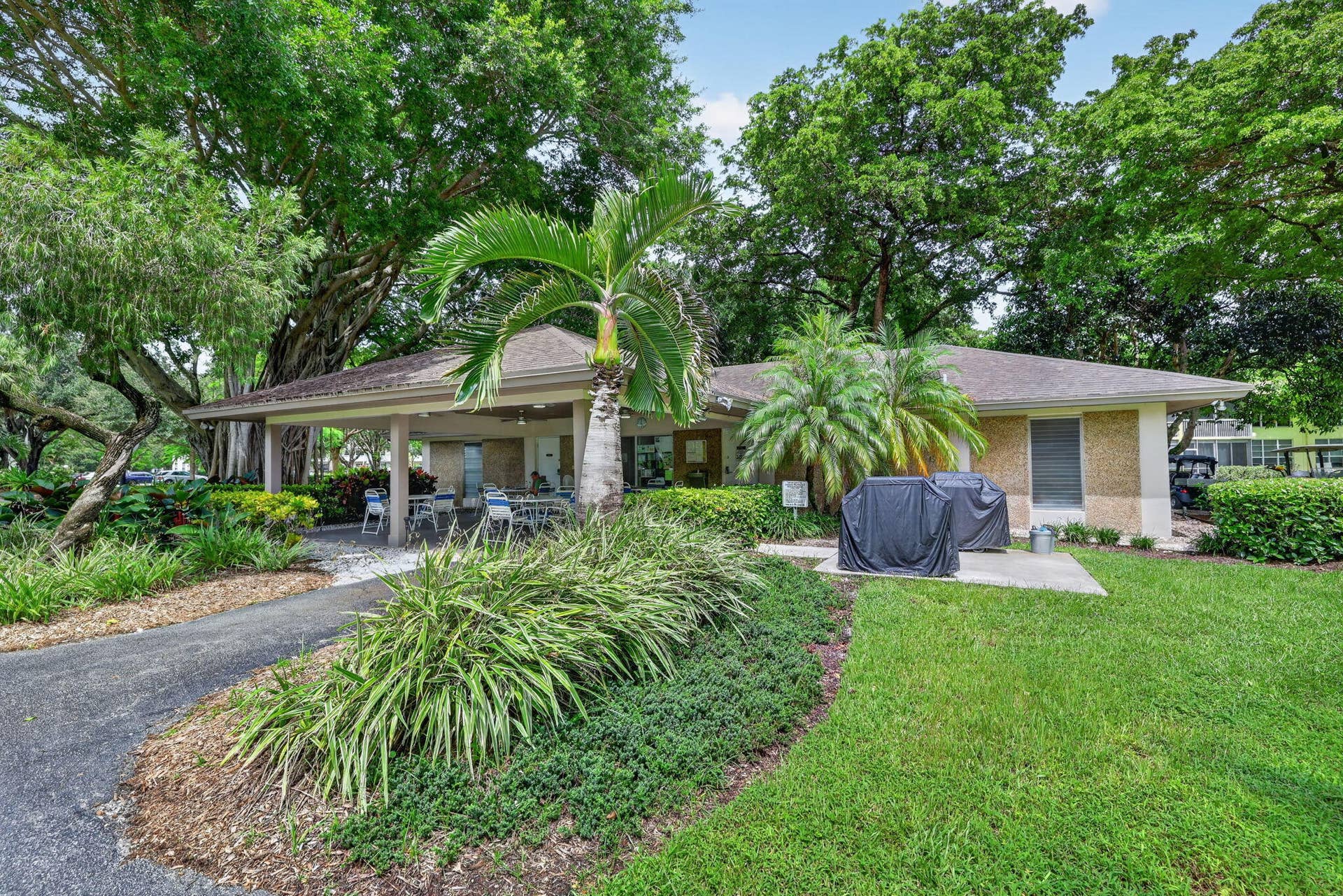 575 Oaks Lane, #102, Pompano Beach, FL 33069 40-web-or-mls-8I8A8337