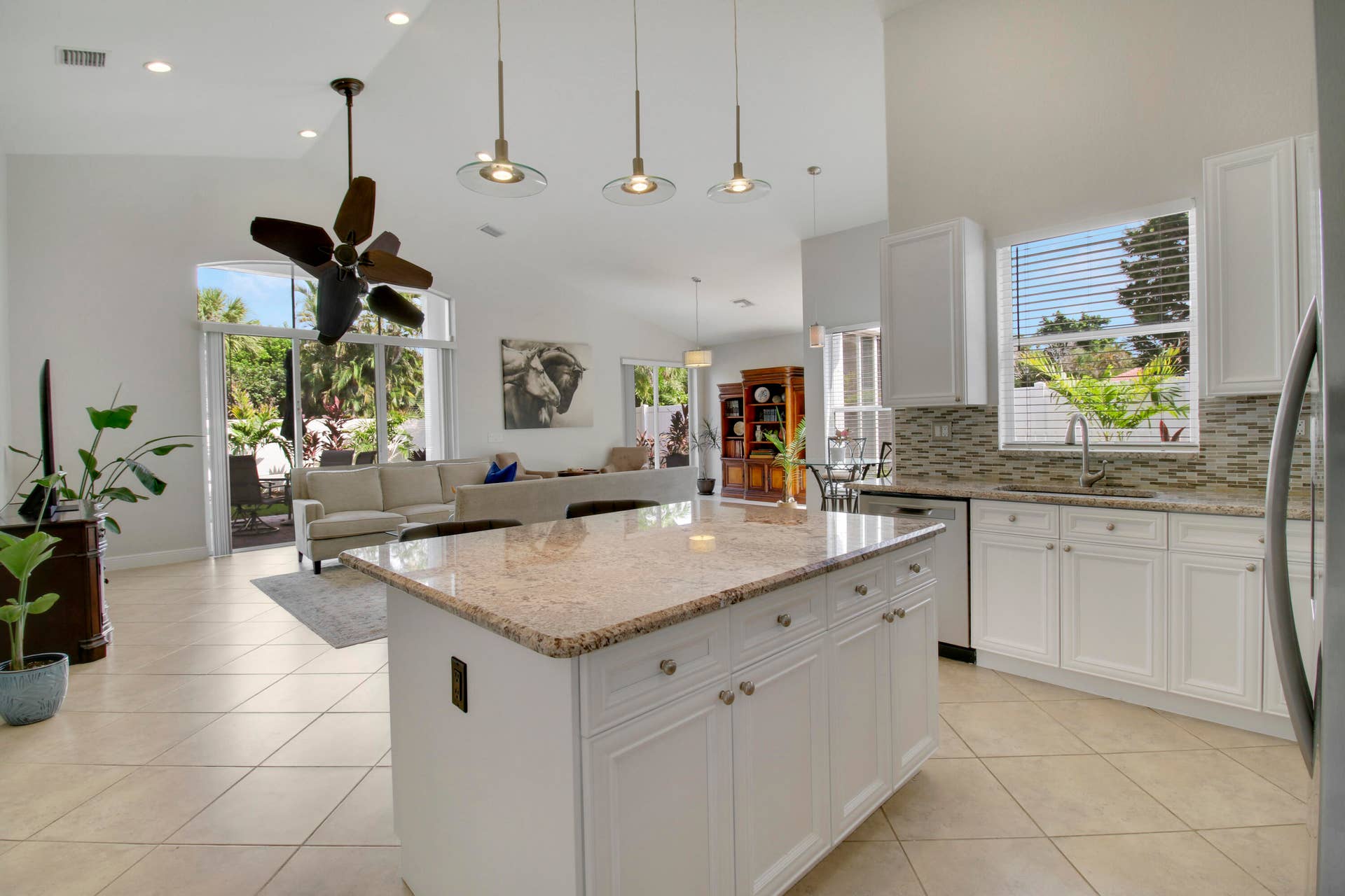 kitchen facing livingroom