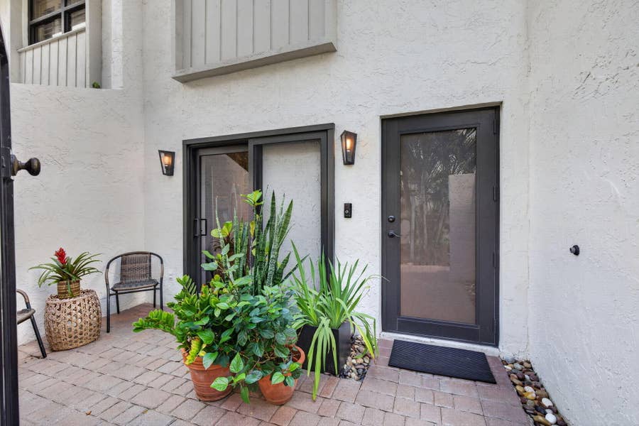Property photo for 547 NE 7th Avenue, Fort Lauderdale, FL