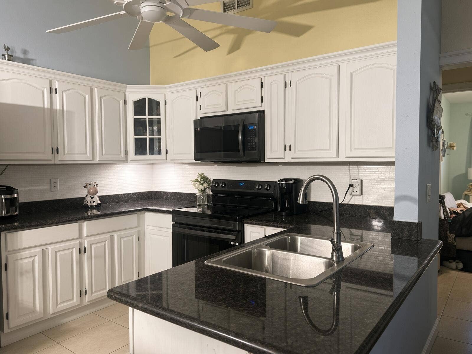 Kitchen island with sinks