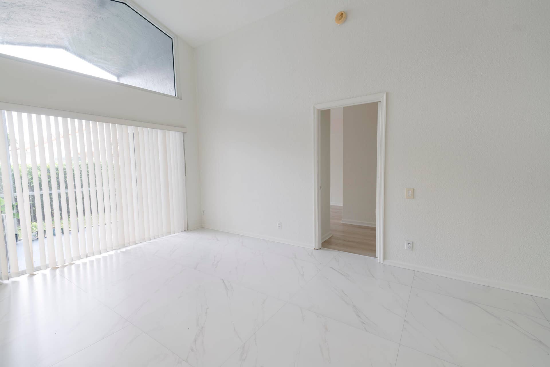 6162 BAY ISLES Drive, Boynton Beach, FL 33437 Vaulted ceiling with an upper transom window