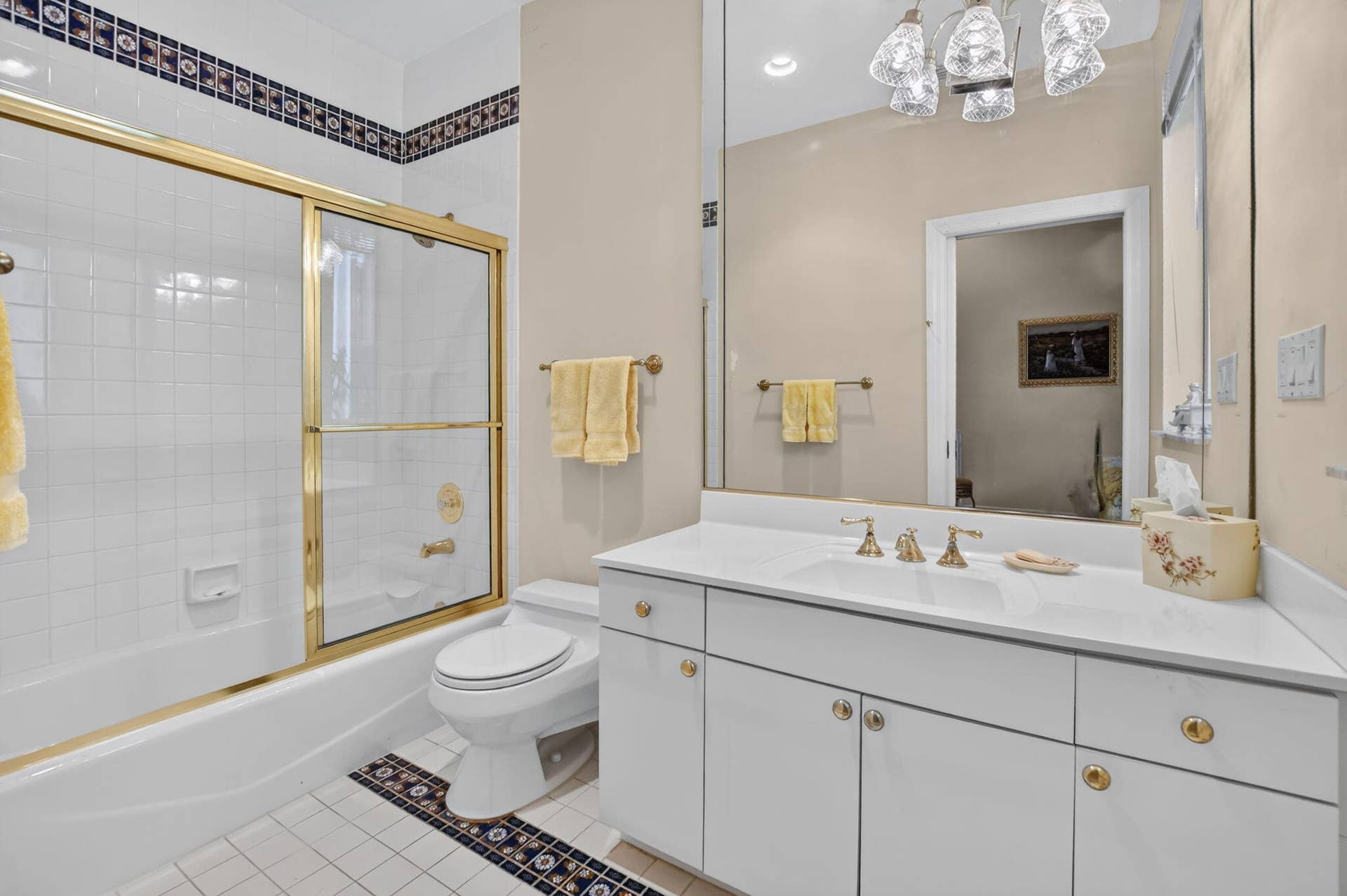 6243 NW 23rd Way, Boca Raton, FL 33496 Guest Bathroom 2 - Shower/Tub