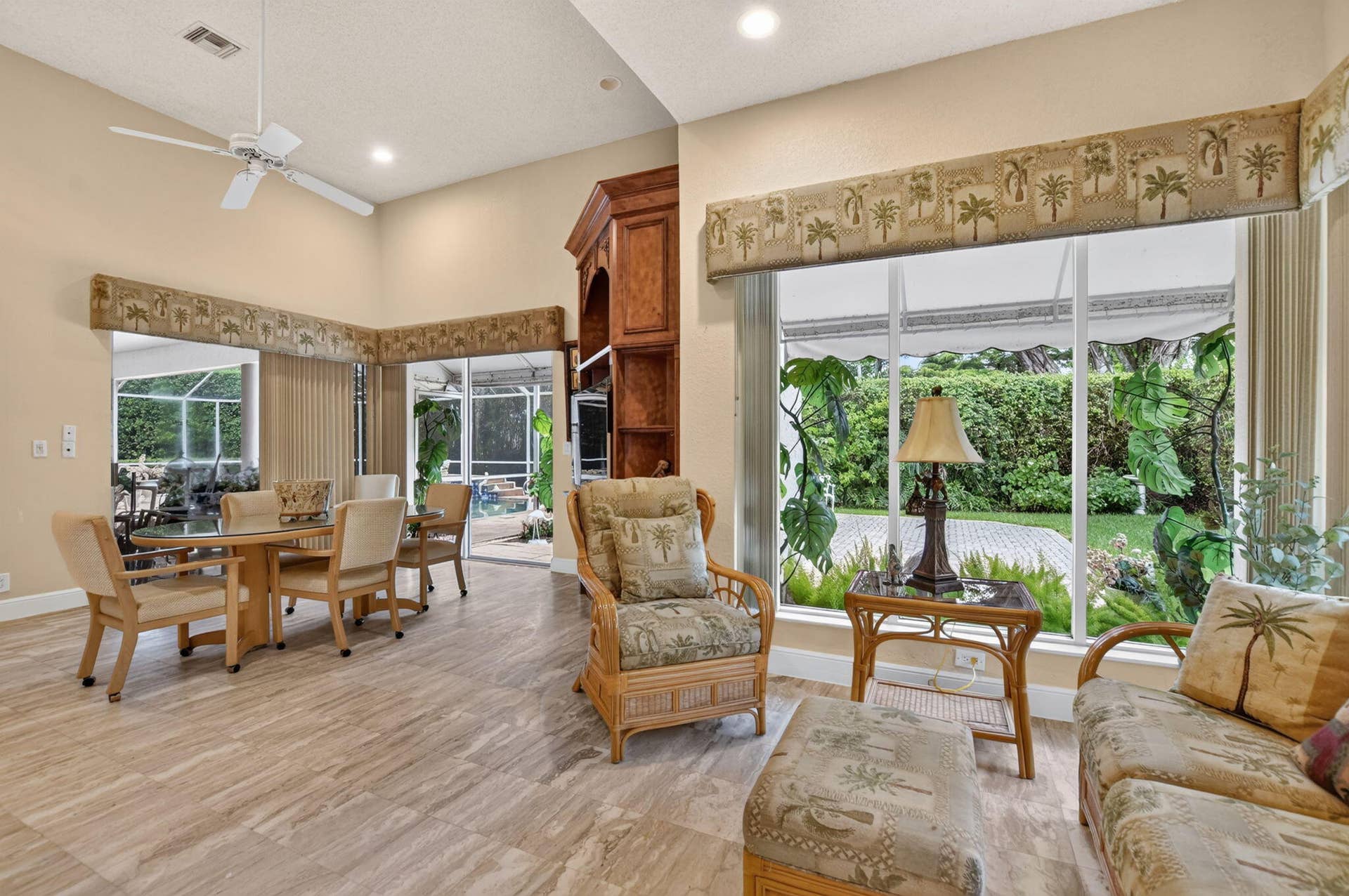 6243 NW 23rd Way, Boca Raton, FL 33496 Sitting Area