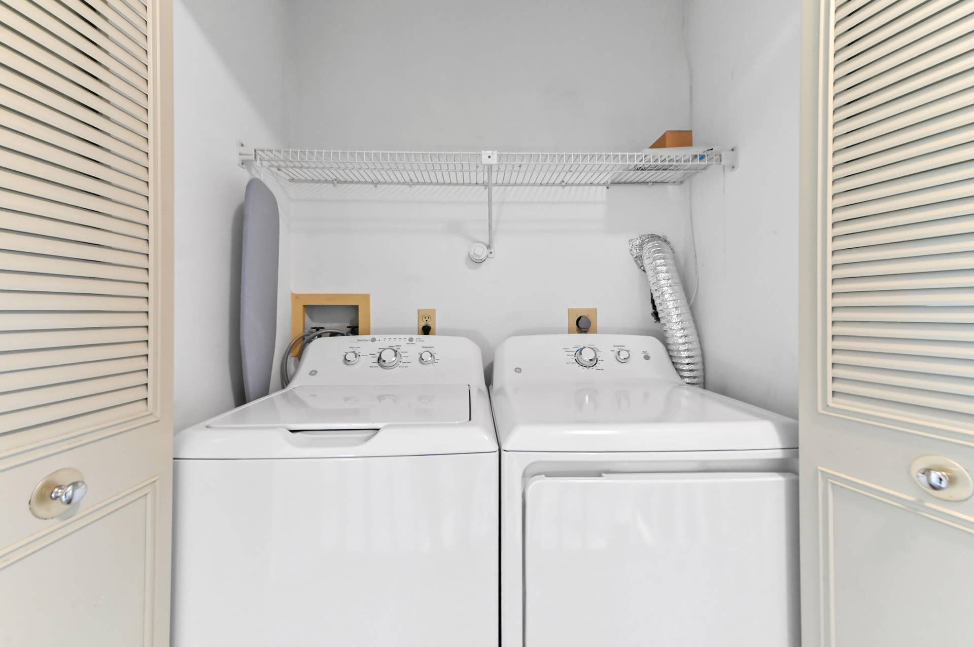 214 Foxtail Drive, #F, Greenacres, FL 33415 15 laundry room 01