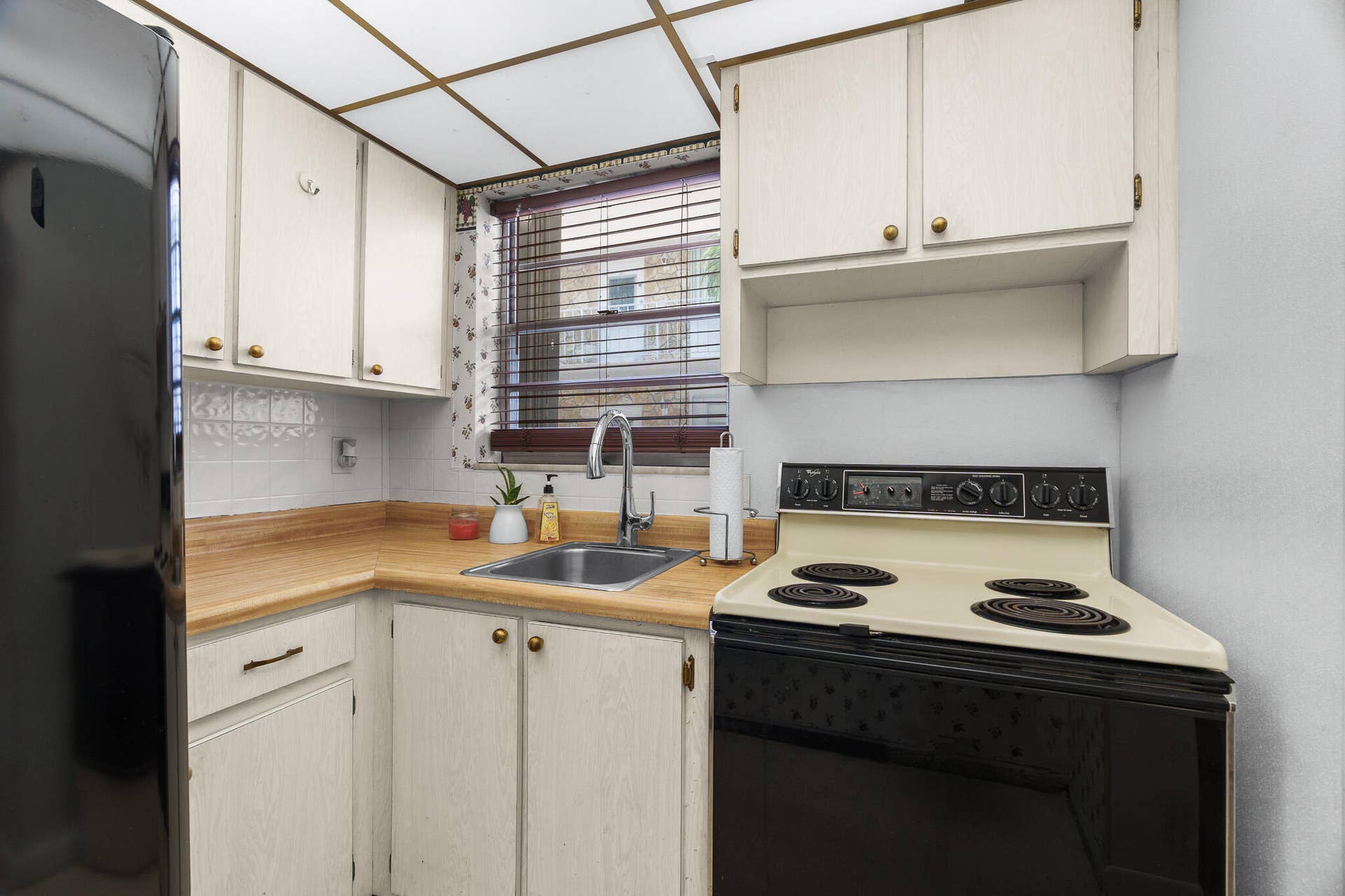 2525 W GOLF Boulevard, #119, Pompano Beach, FL 33064 Kitchen