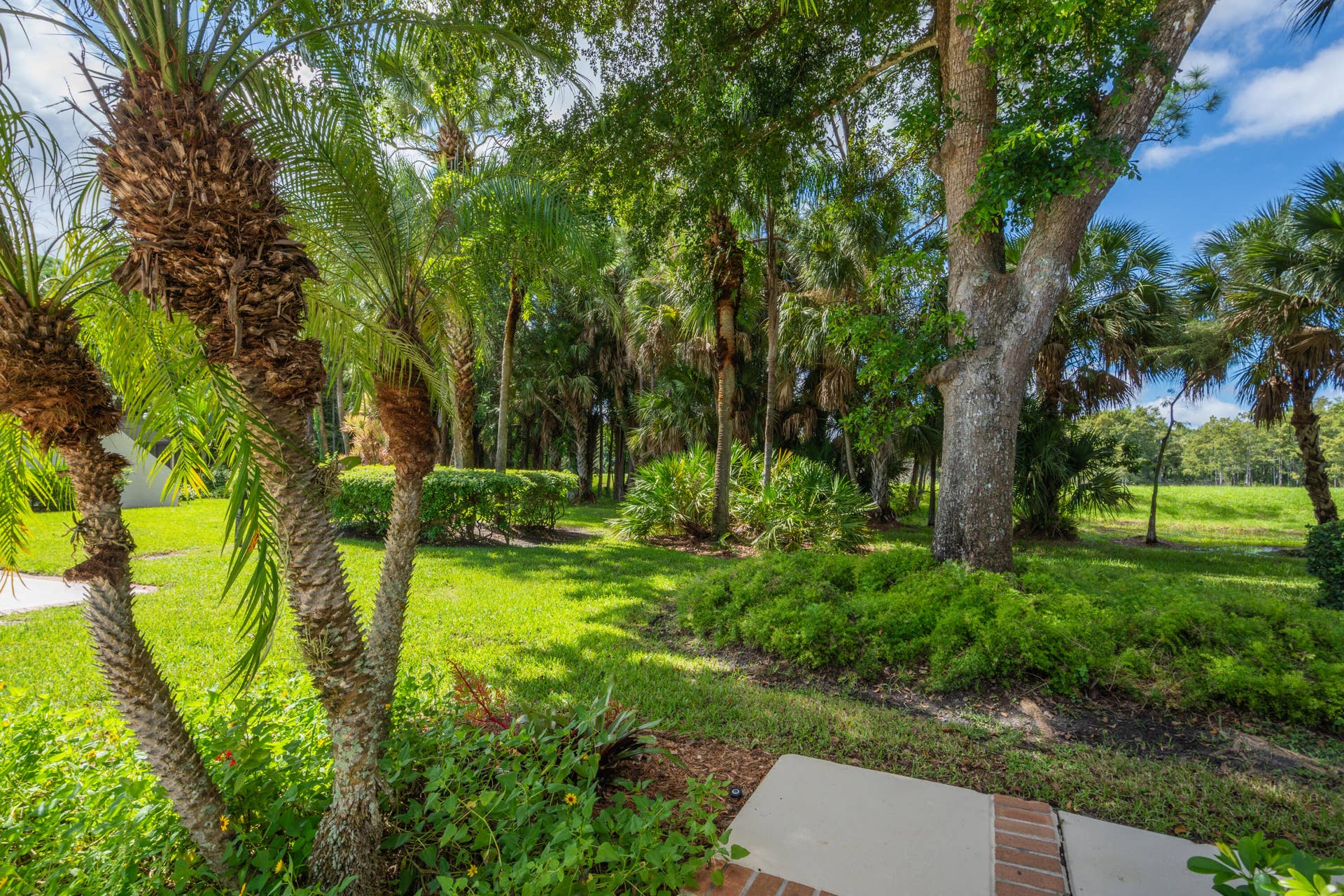 40 Edinburgh Drive, Palm Beach Gardens, FL 33418 Front Walkway