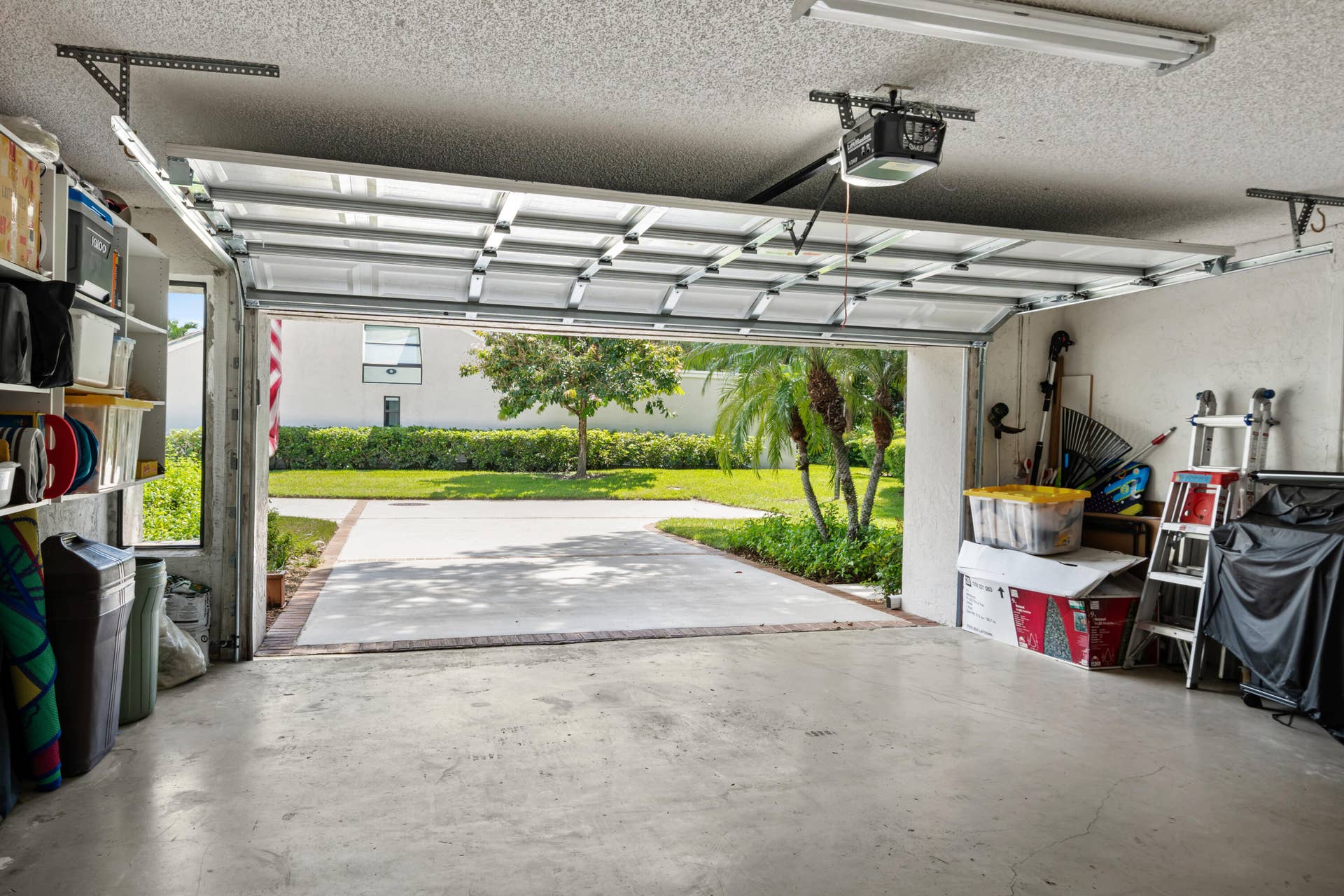 40 Edinburgh Drive, Palm Beach Gardens, FL 33418 Garage