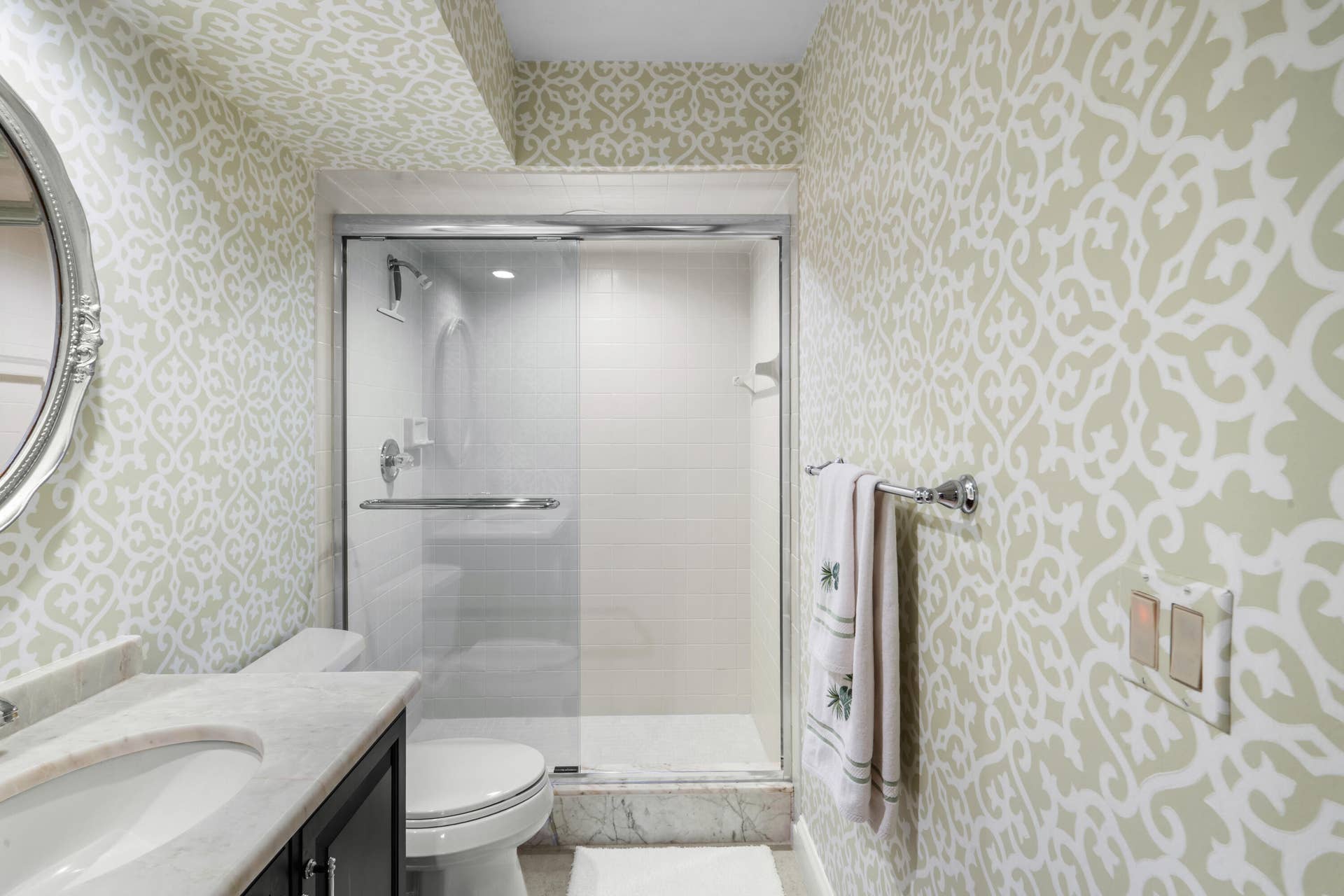 40 Edinburgh Drive, Palm Beach Gardens, FL 33418 Downstairs Bathroom