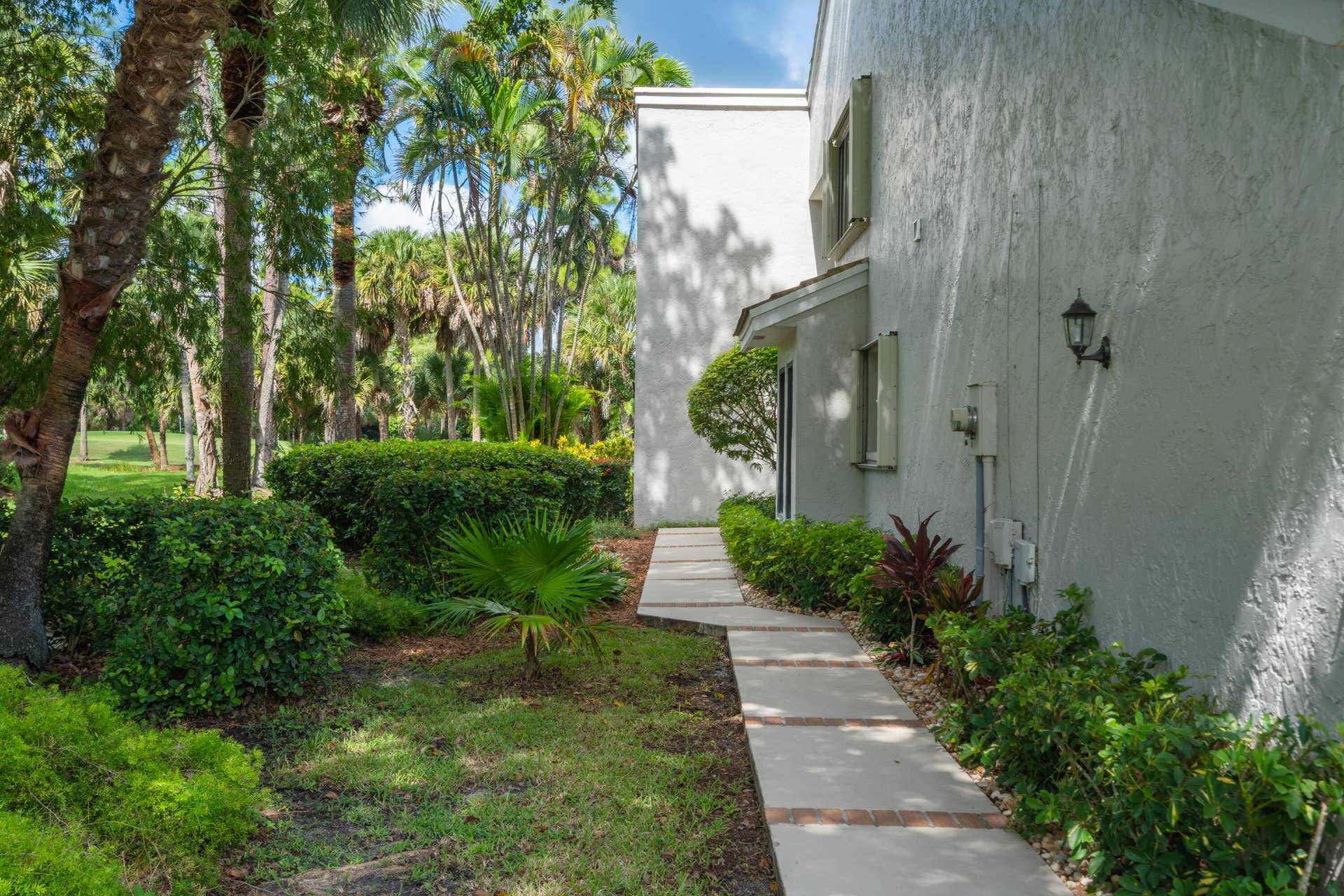 40 Edinburgh Drive, Palm Beach Gardens, FL 33418 Front Walkway