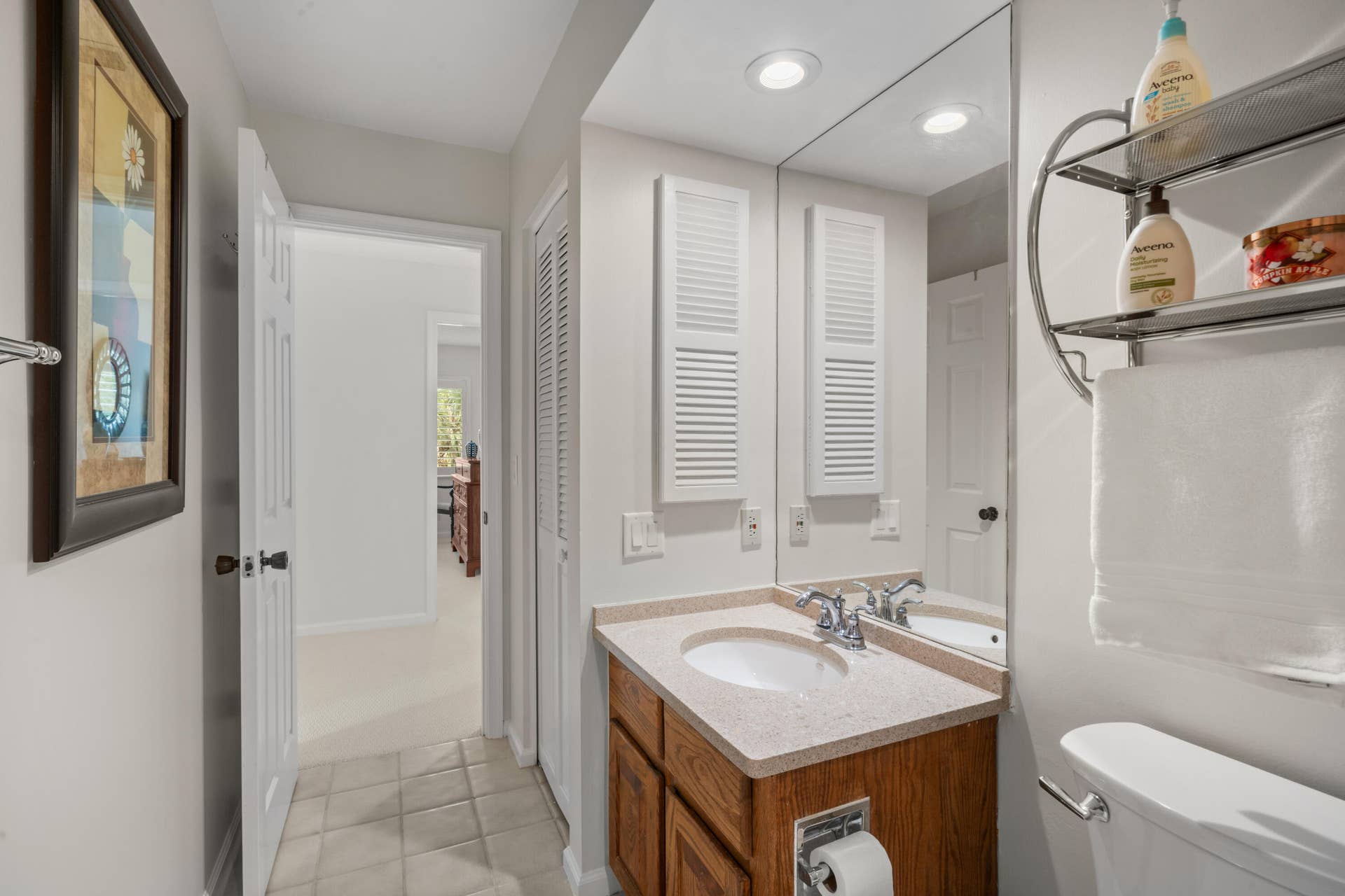 40 Edinburgh Drive, Palm Beach Gardens, FL 33418 Upstairs Bathroom