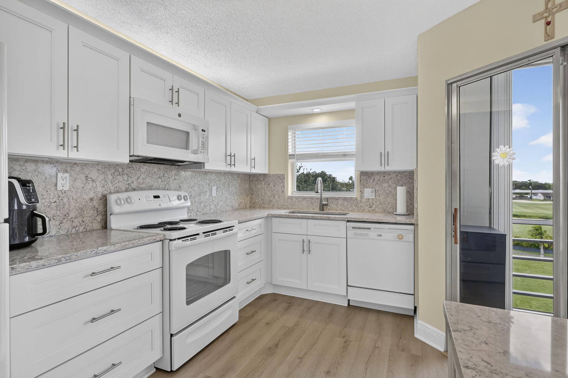 3871 Via Poinciana, #407, Lake Worth, FL 33467 37-web-or-mls-BS1A3520