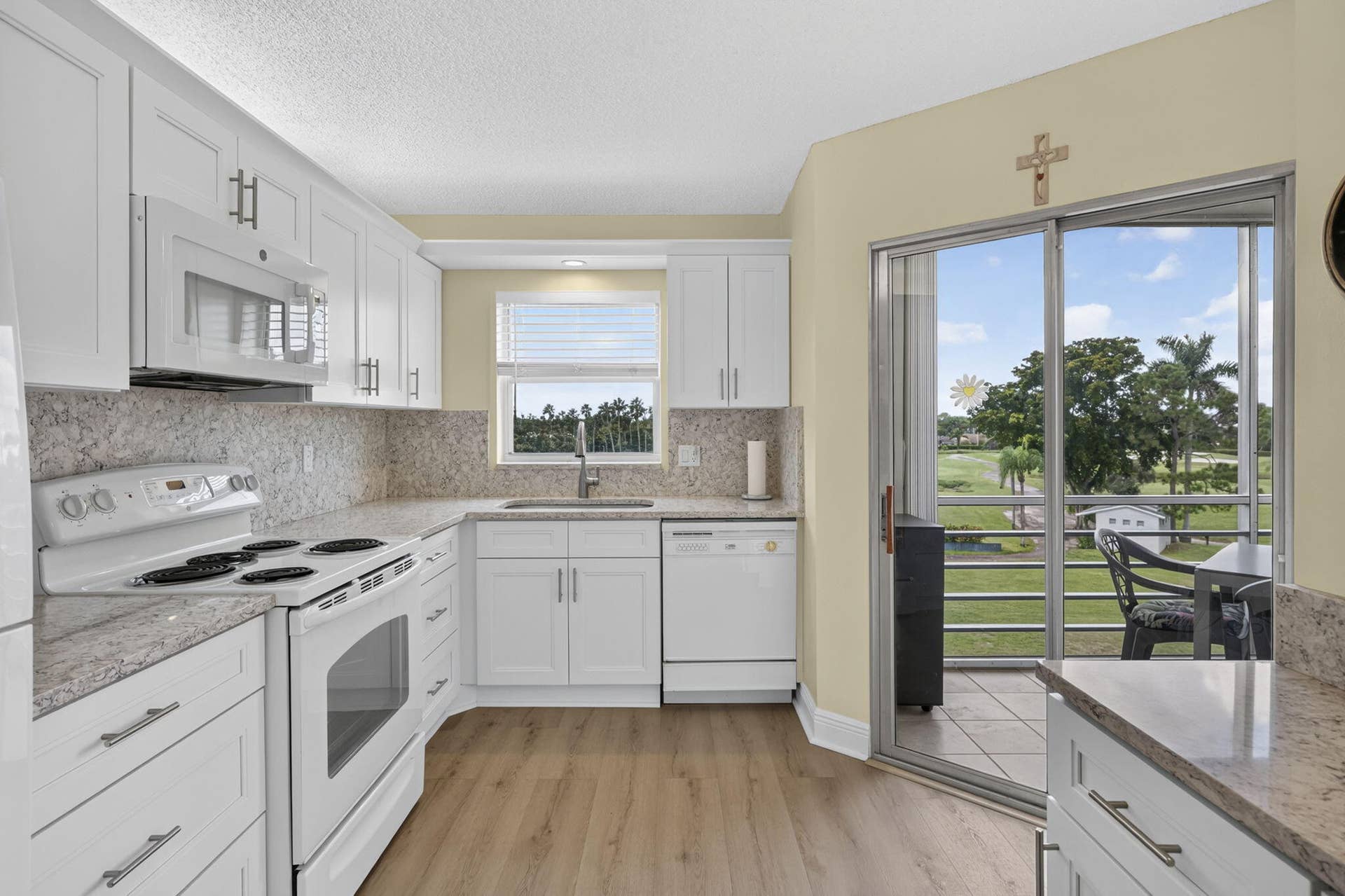 3871 Via Poinciana, #407, Lake Worth, FL 33467 36-web-or-mls-BS1A3515