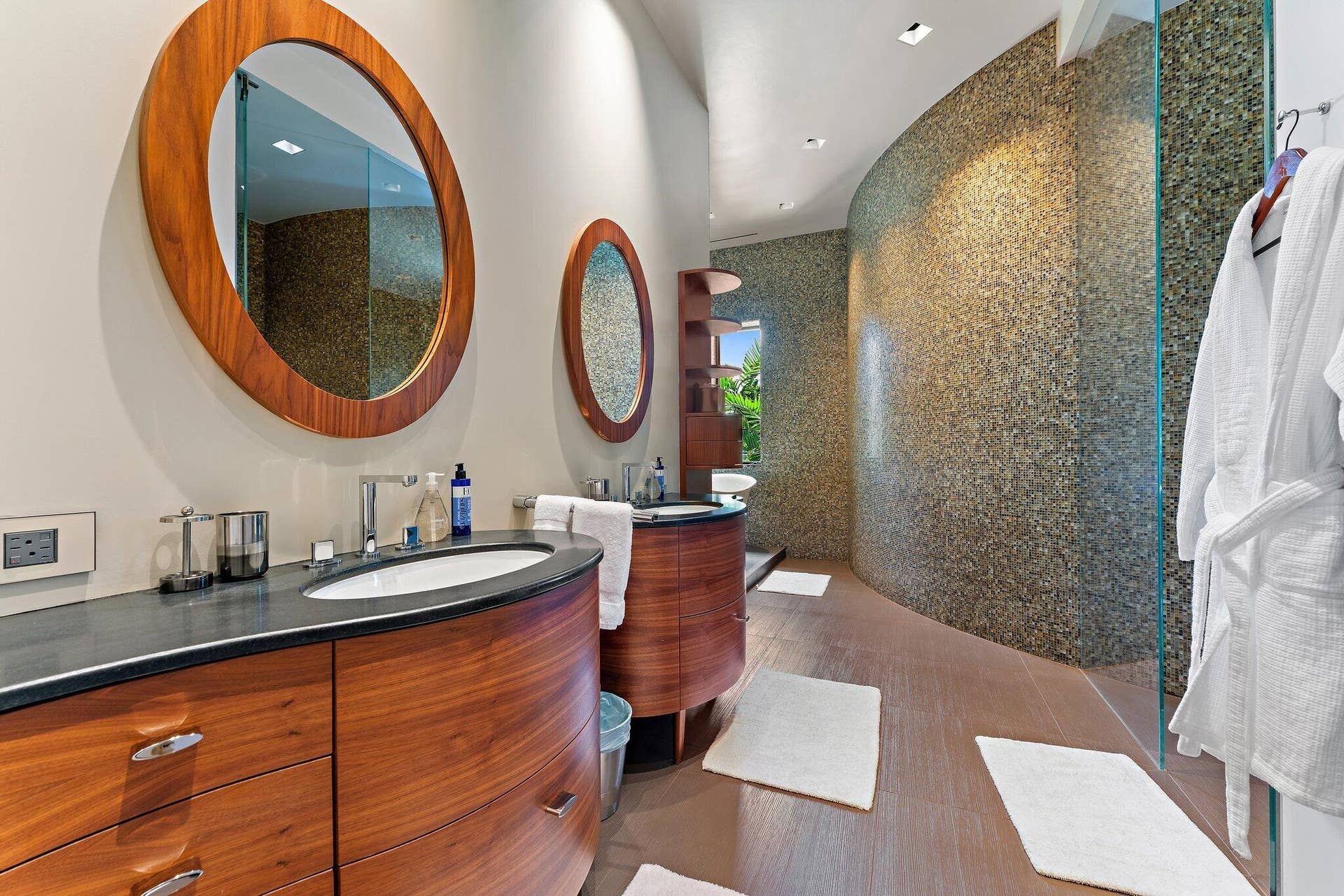 211 Bears Club Drive, Jupiter, FL 33477 2nd FL Middle Guest Bath