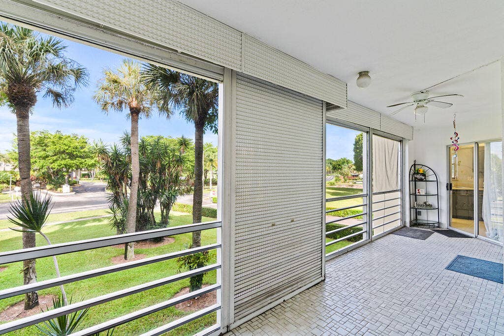 3590 Via Poinciana, #216, Lake Worth, FL 33467 Via Poinciana patio