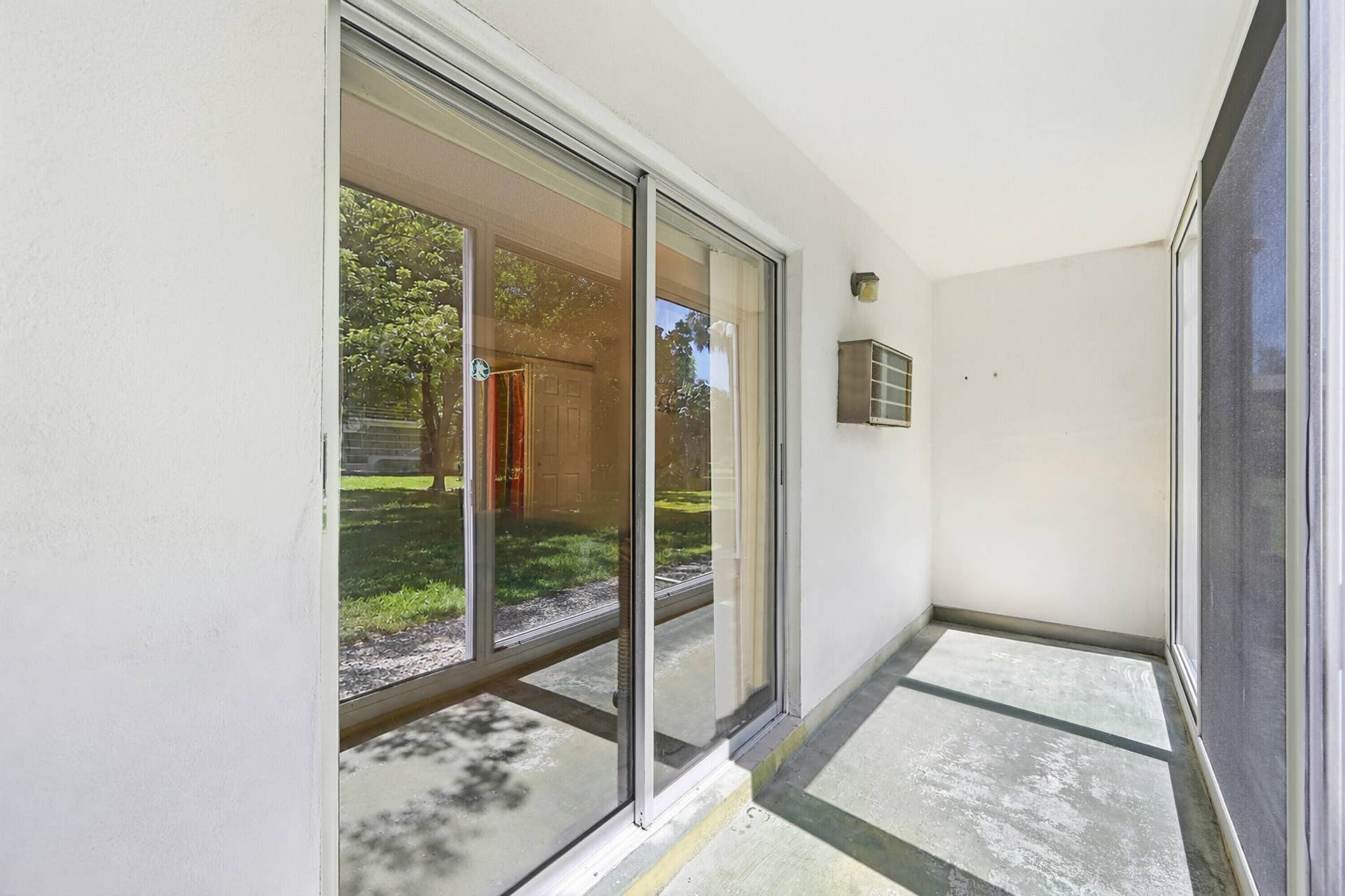 551 DURHAM Circle, #T, Deerfield Beach, FL 33442 AI ENHANCED PHOTO