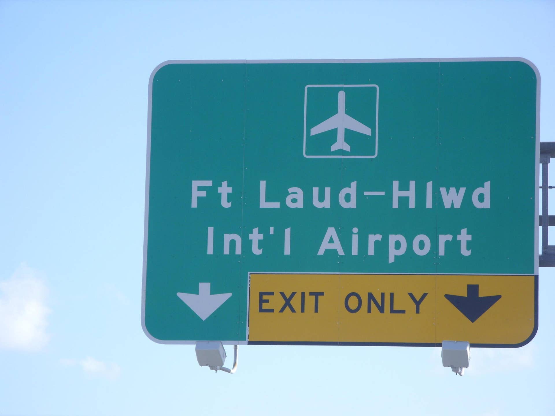 4511 E AQUA BELLA Lane, Dania Beach, FL 33312 Ft Laud Airport sign