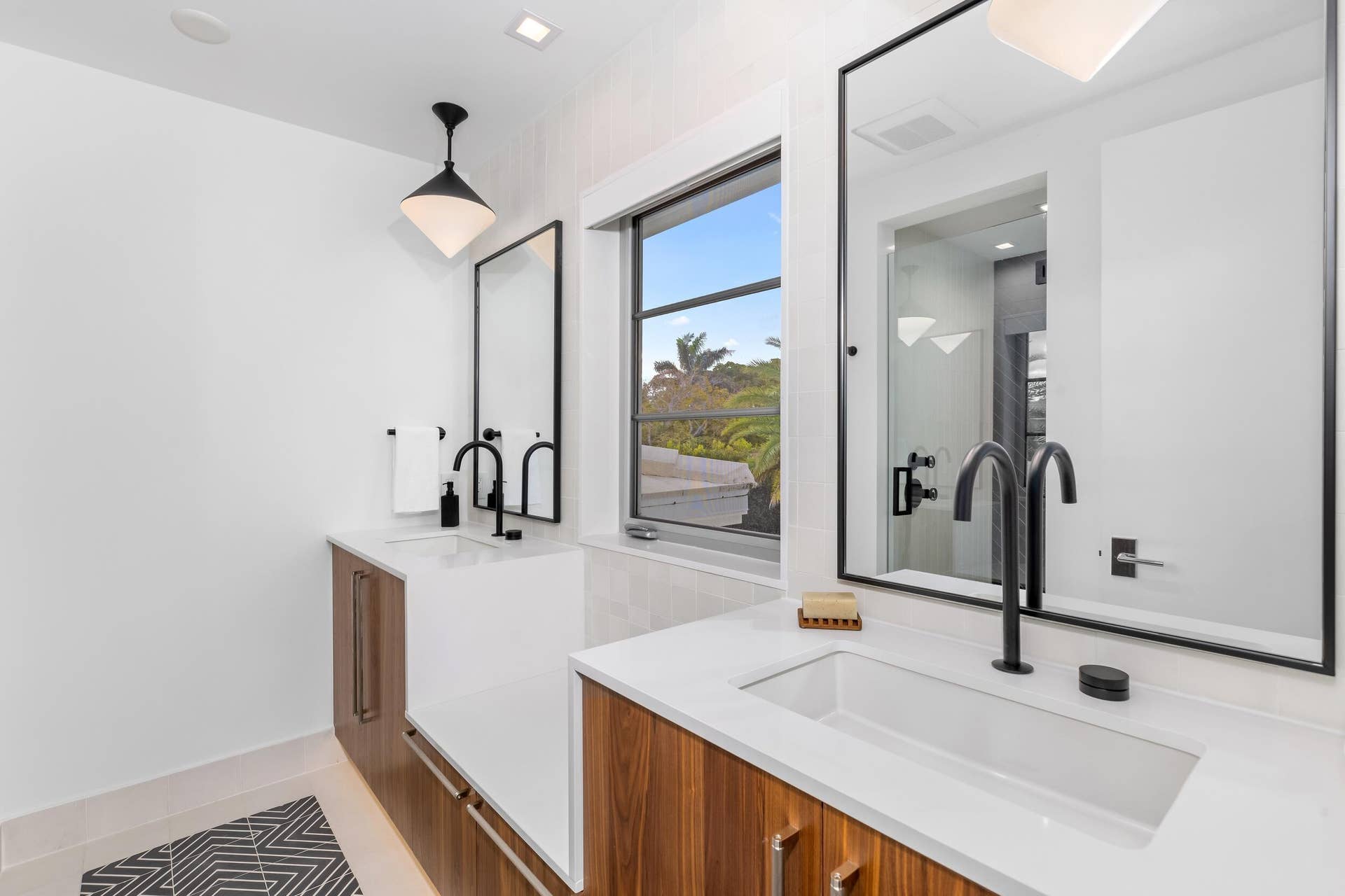 2745 S Flagler Drive, West Palm Beach, FL 33405 Guest Bath