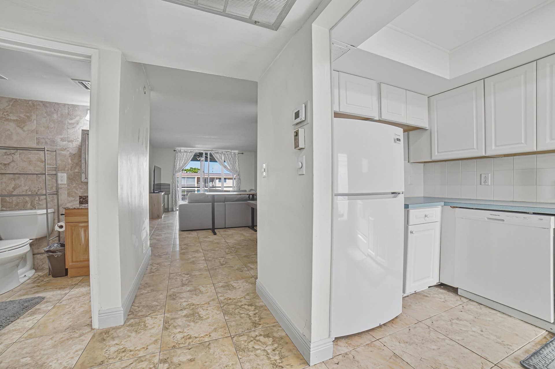 4500 N FEDERAL Highway, #358G, Lighthouse Point, FL 33064 Kitchen/Entryway