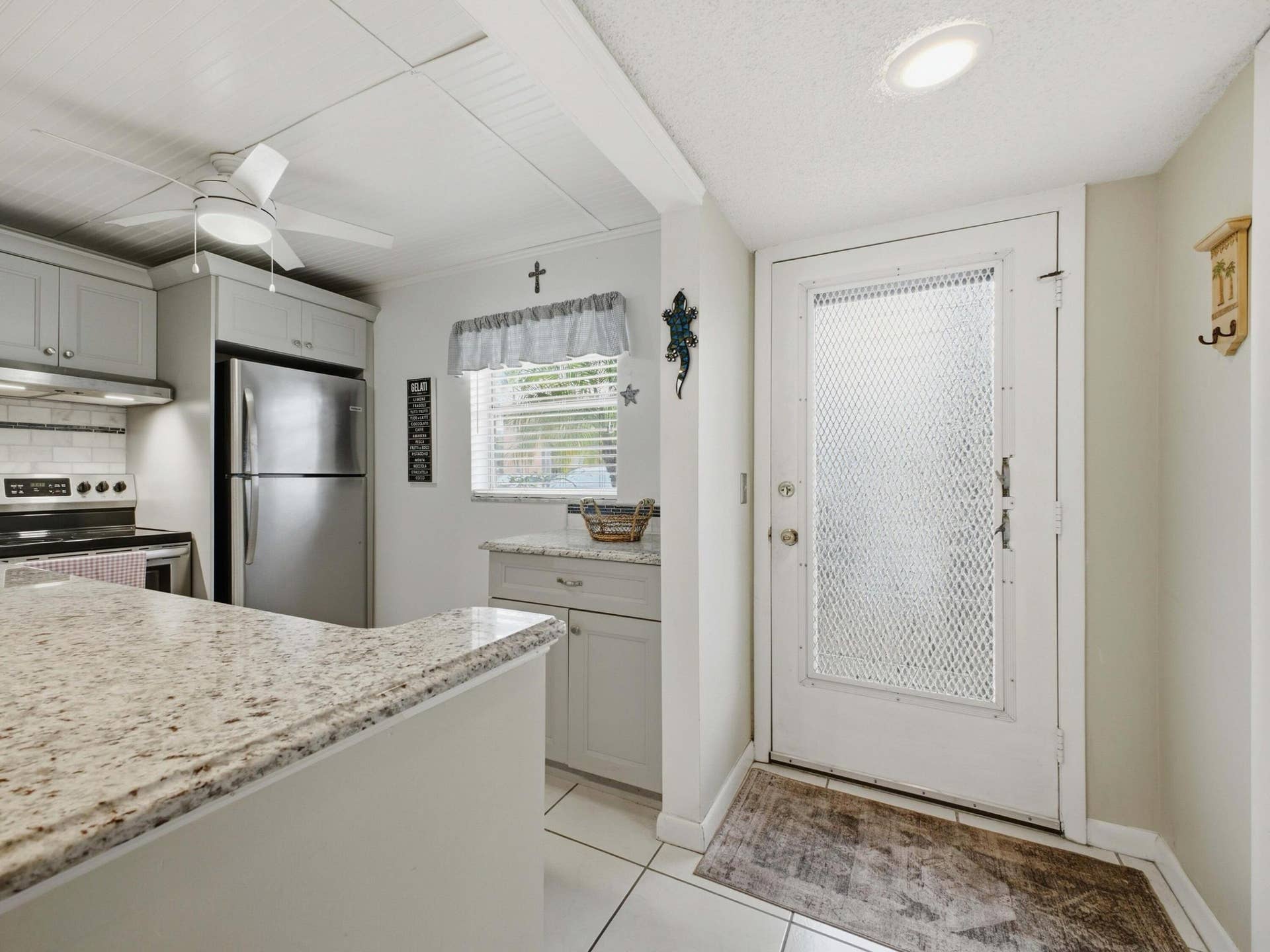 2620 NE 1st Court, #1050, Boynton Beach, FL 33435 Foyer Kitchen