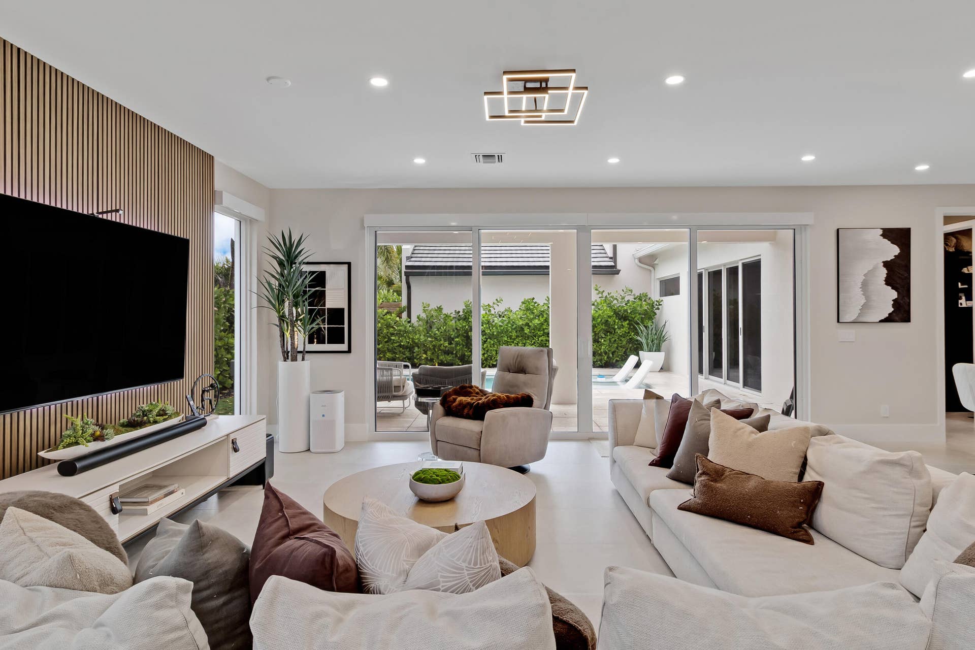 1504 NE 6TH Court, Fort Lauderdale, FL 33304 7_accutour_02 1504-ne-6th-ct -007