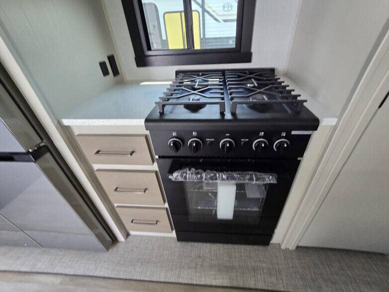 930 Rambling Drive Circle, #LITTLE RANCHES, Wellington, FL 33414 RV: Stove top and oven detail