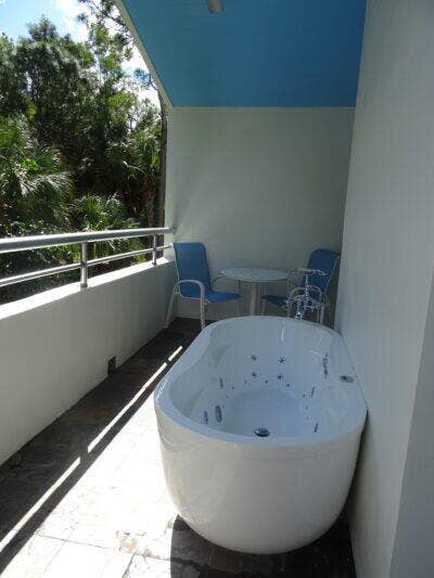 930 Rambling Drive Circle, #LITTLE RANCHES, Wellington, FL 33414 Queens Suite spa tub on the East balcony.