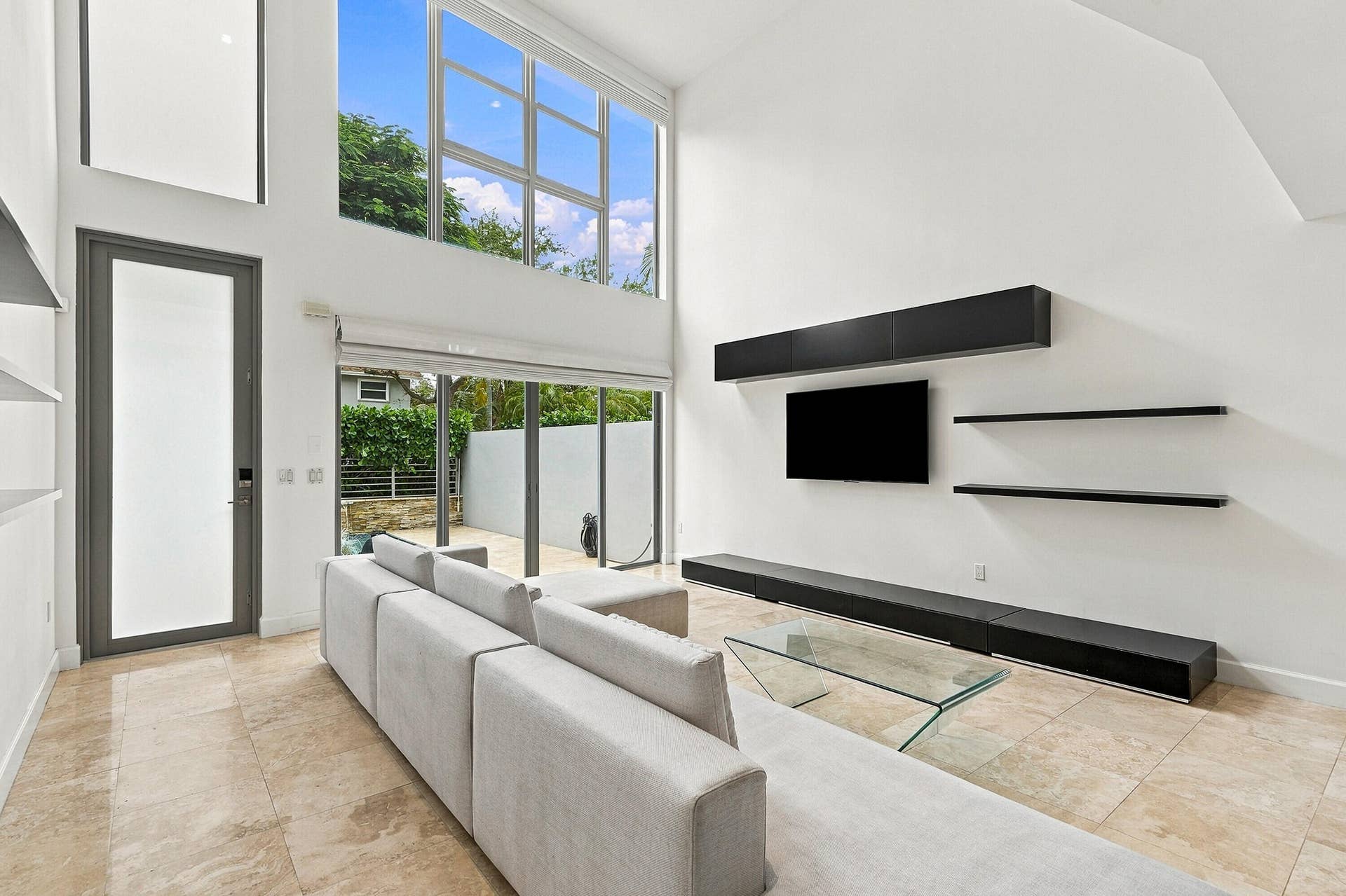 1703 NE 5TH Court, #1703, Fort Lauderdale, FL 33301 Living room