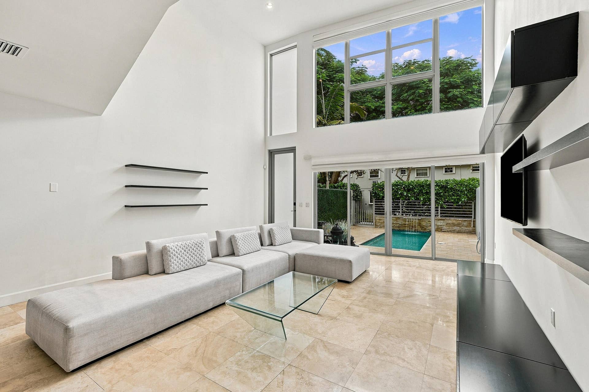 1703 NE 5TH Court, #1703, Fort Lauderdale, FL 33301 Living room