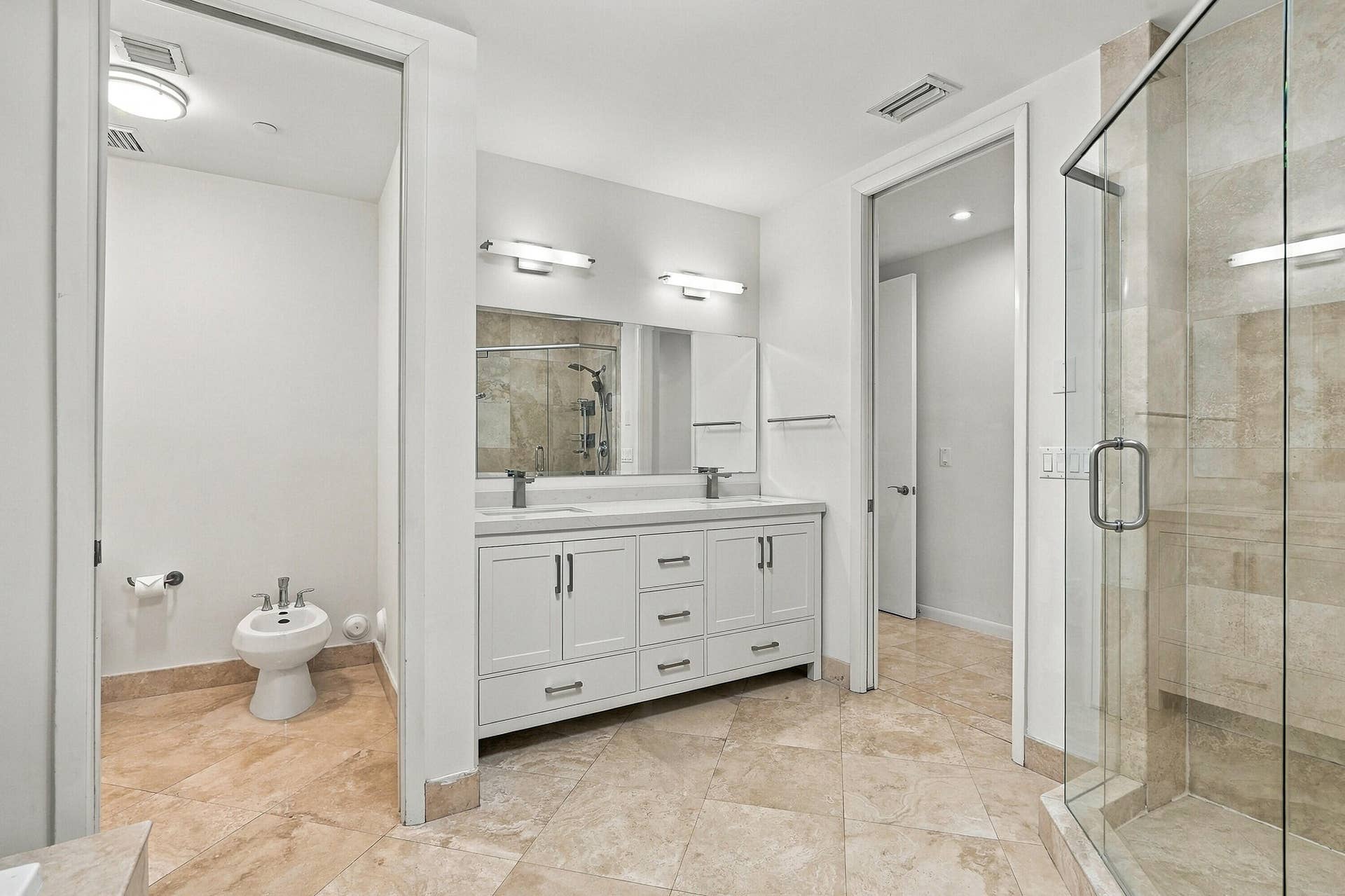 1703 NE 5TH Court, #1703, Fort Lauderdale, FL 33301 Primary bathroom