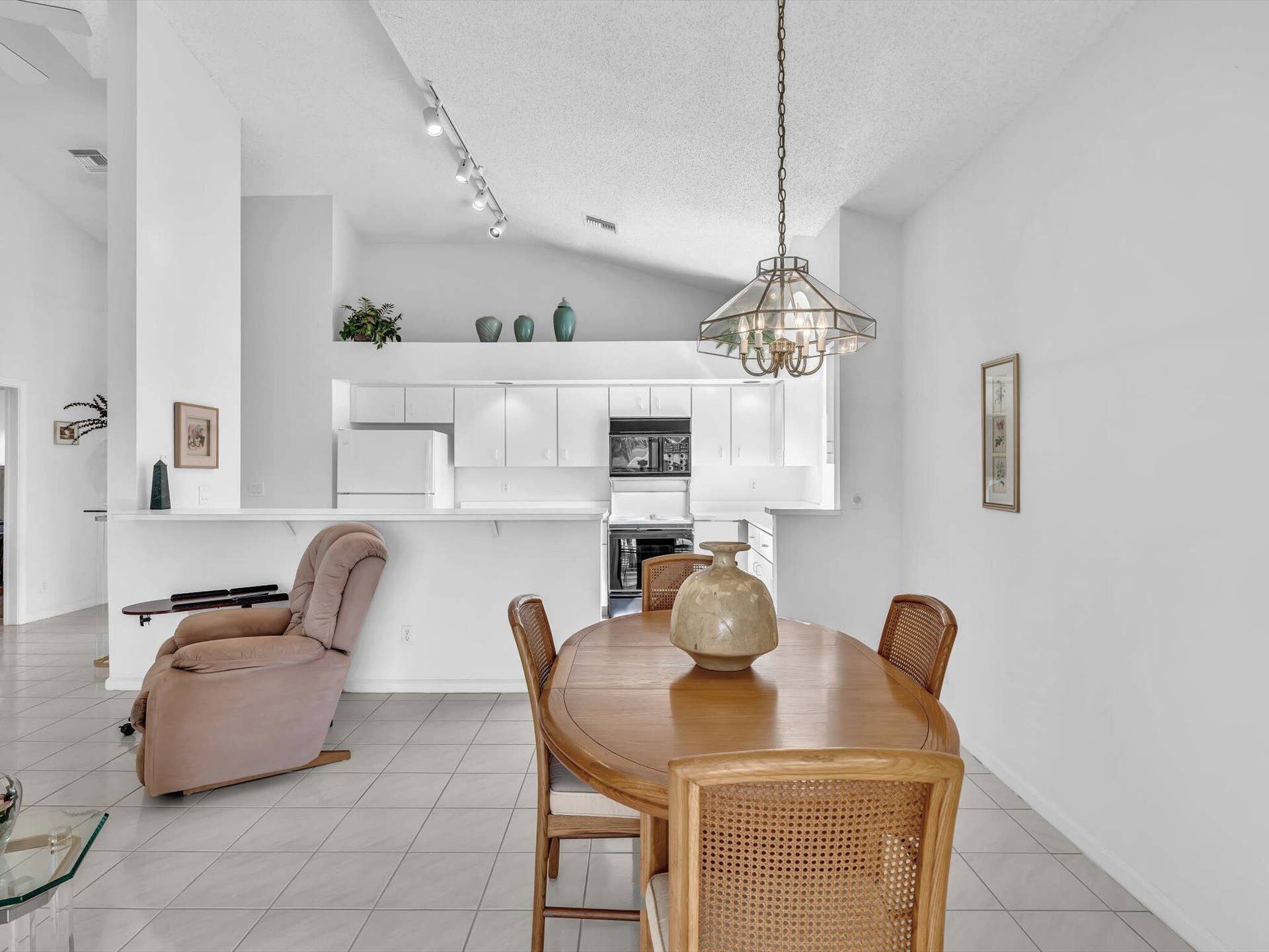 8049 Aberdeen Drive, #201, Boynton Beach, FL 33472 dining