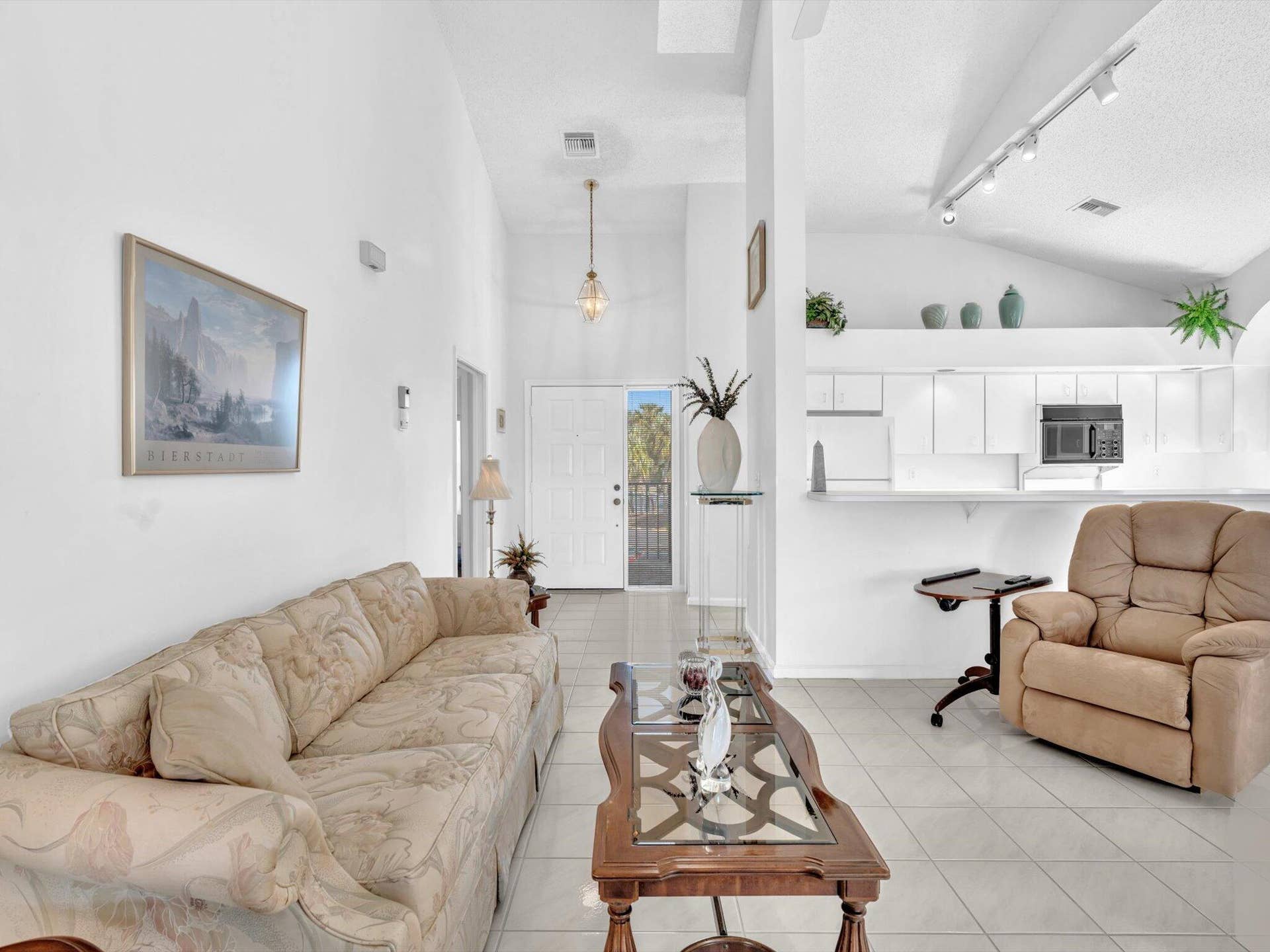 8049 Aberdeen Drive, #201, Boynton Beach, FL 33472 front door foyer