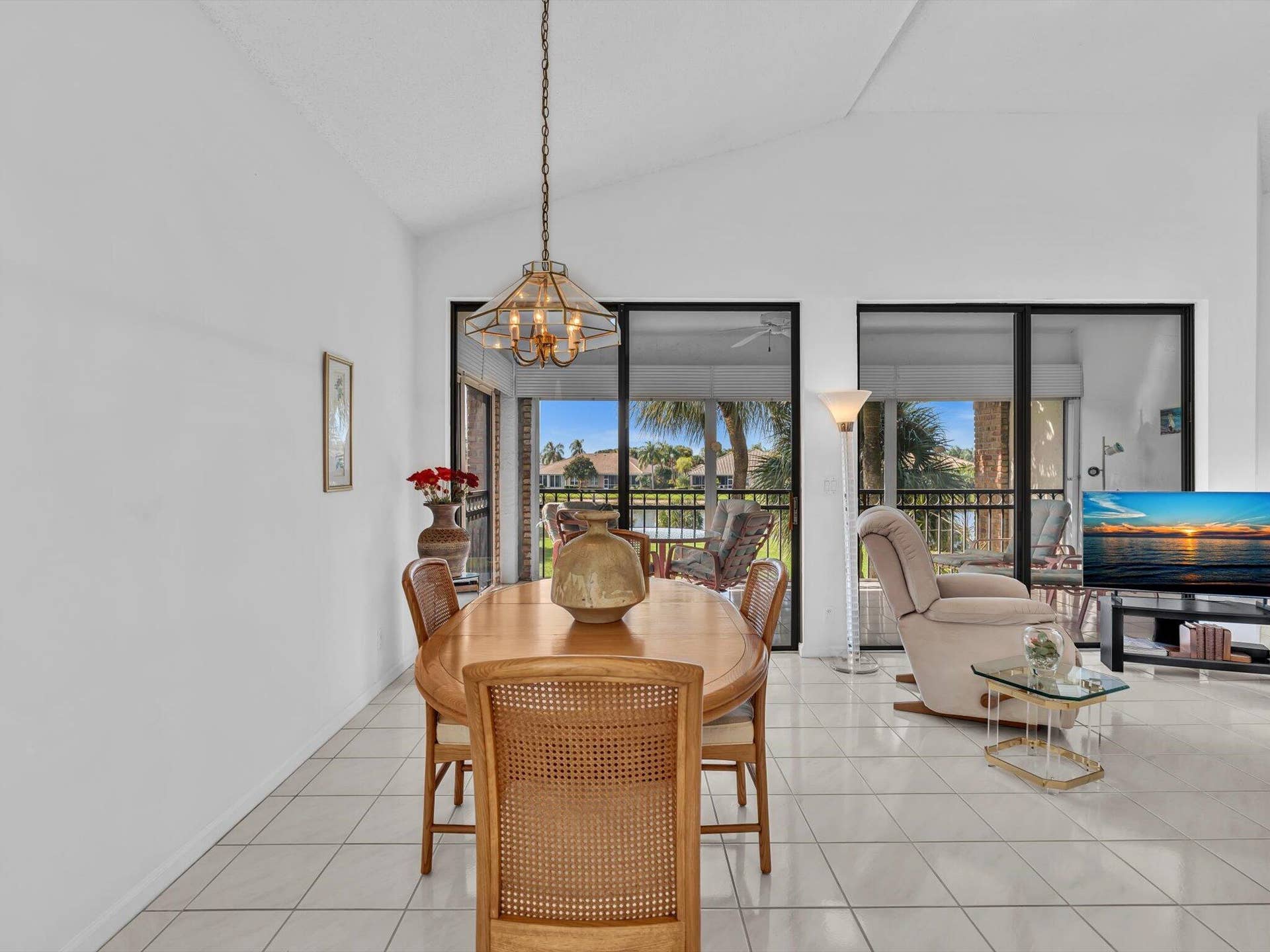 8049 Aberdeen Drive, #201, Boynton Beach, FL 33472 liv-din