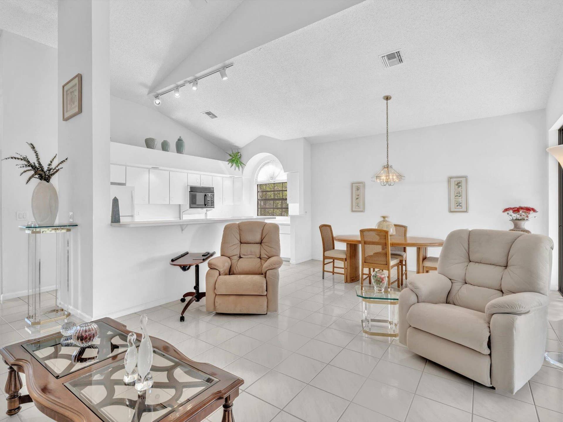 8049 Aberdeen Drive, #201, Boynton Beach, FL 33472 living - din