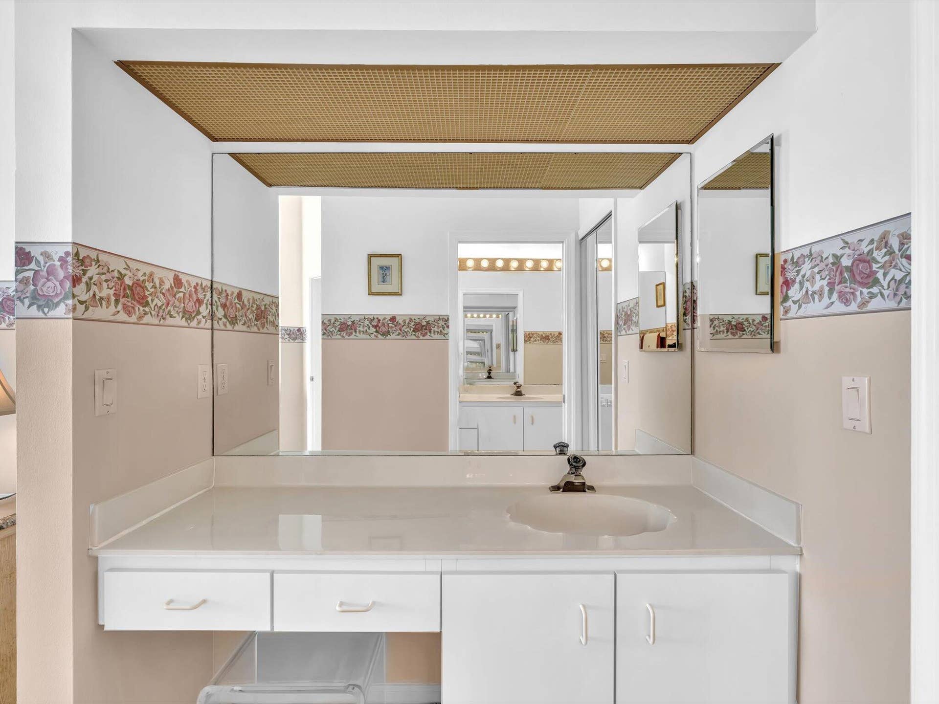 8049 Aberdeen Drive, #201, Boynton Beach, FL 33472 primary dressing area