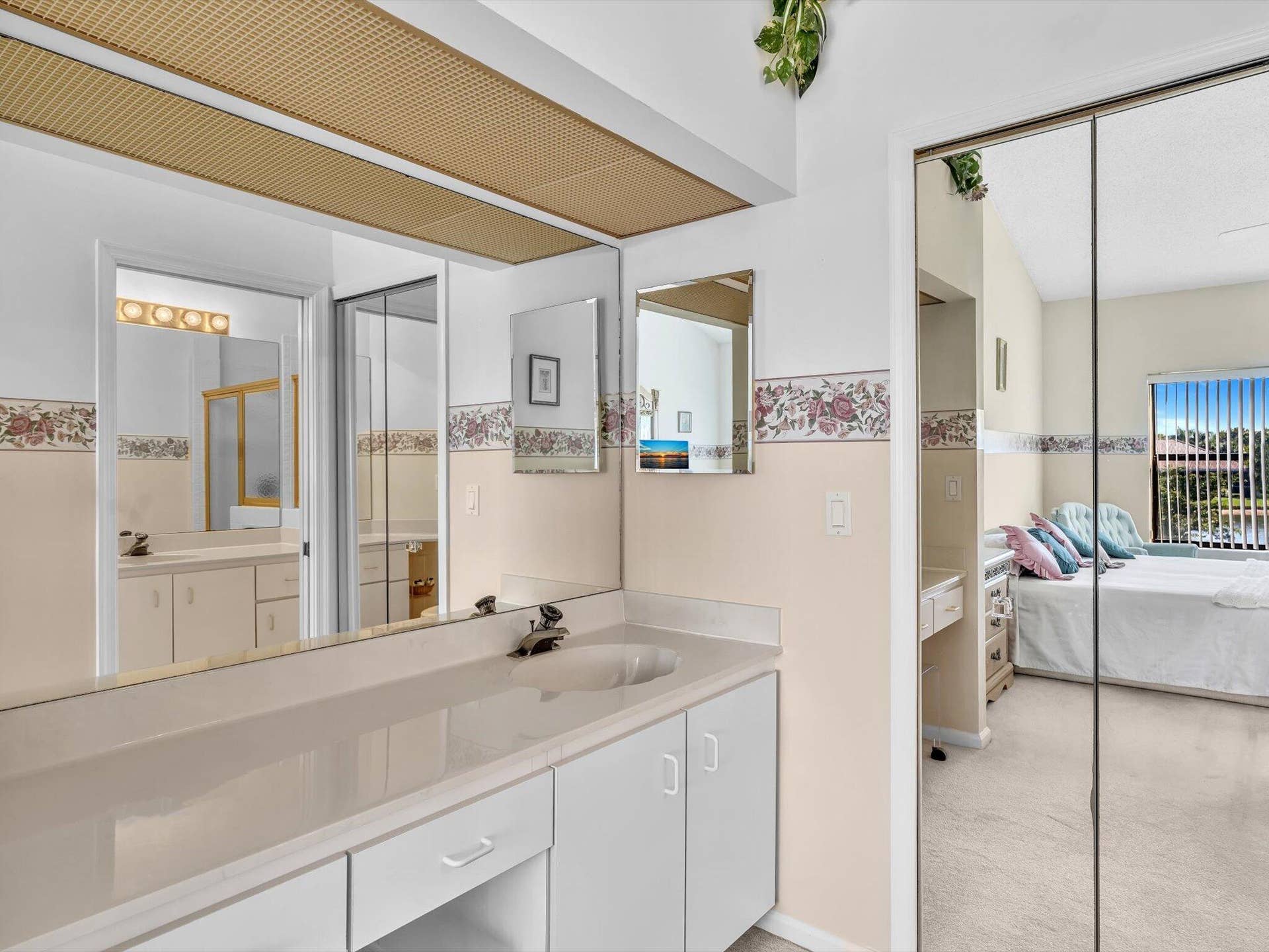 8049 Aberdeen Drive, #201, Boynton Beach, FL 33472 primary dressing area:coset