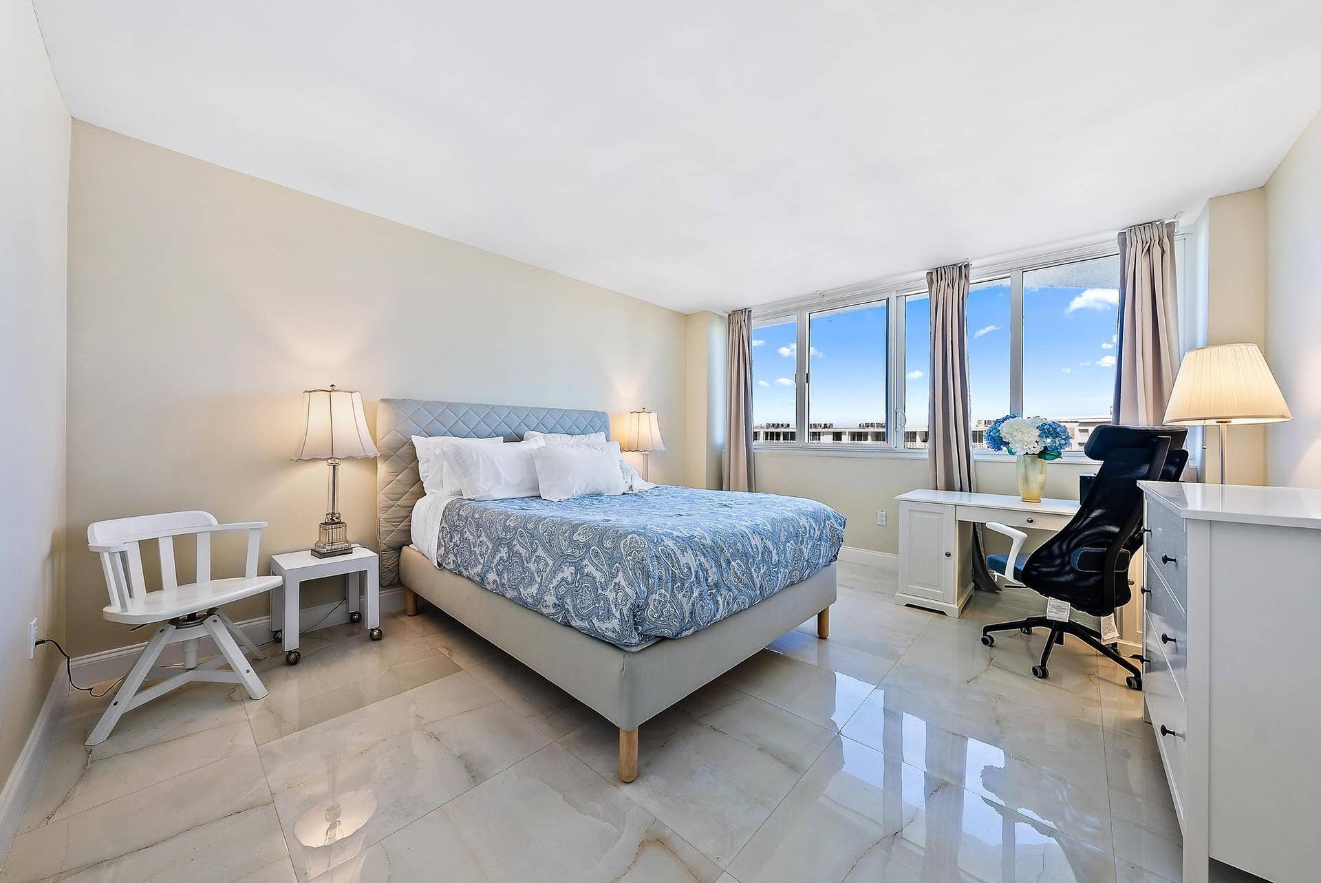 2773 S Ocean Boulevard, #517, Palm Beach, Palm Beach, FL 33480 Expansive windows, high ceilings, and light-toned walls
