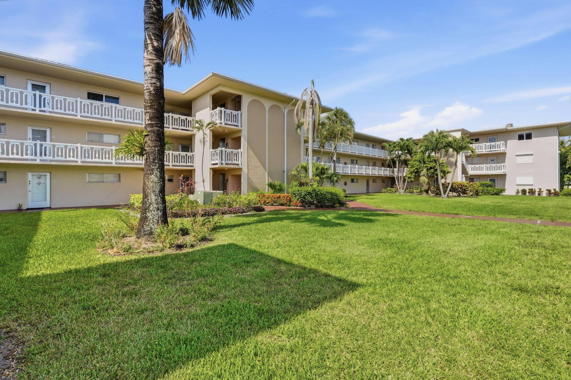 2606 Garden Drive S, #305, Lake Worth, FL 33461 Exterior of building